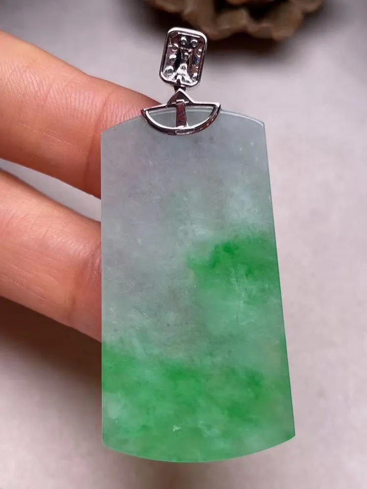 冰糯种飘绿平安无事牌吊坠、真金真钻镶嵌，种水好，玉质细腻 .裸石尺寸 45.0*24.3