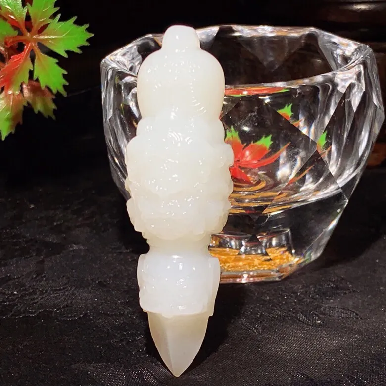 新疆和田玉羊脂白不动明王降魔杵挂件。尺寸66/20/20重30克。白度一级。无裂无杂无结构。玉质细腻