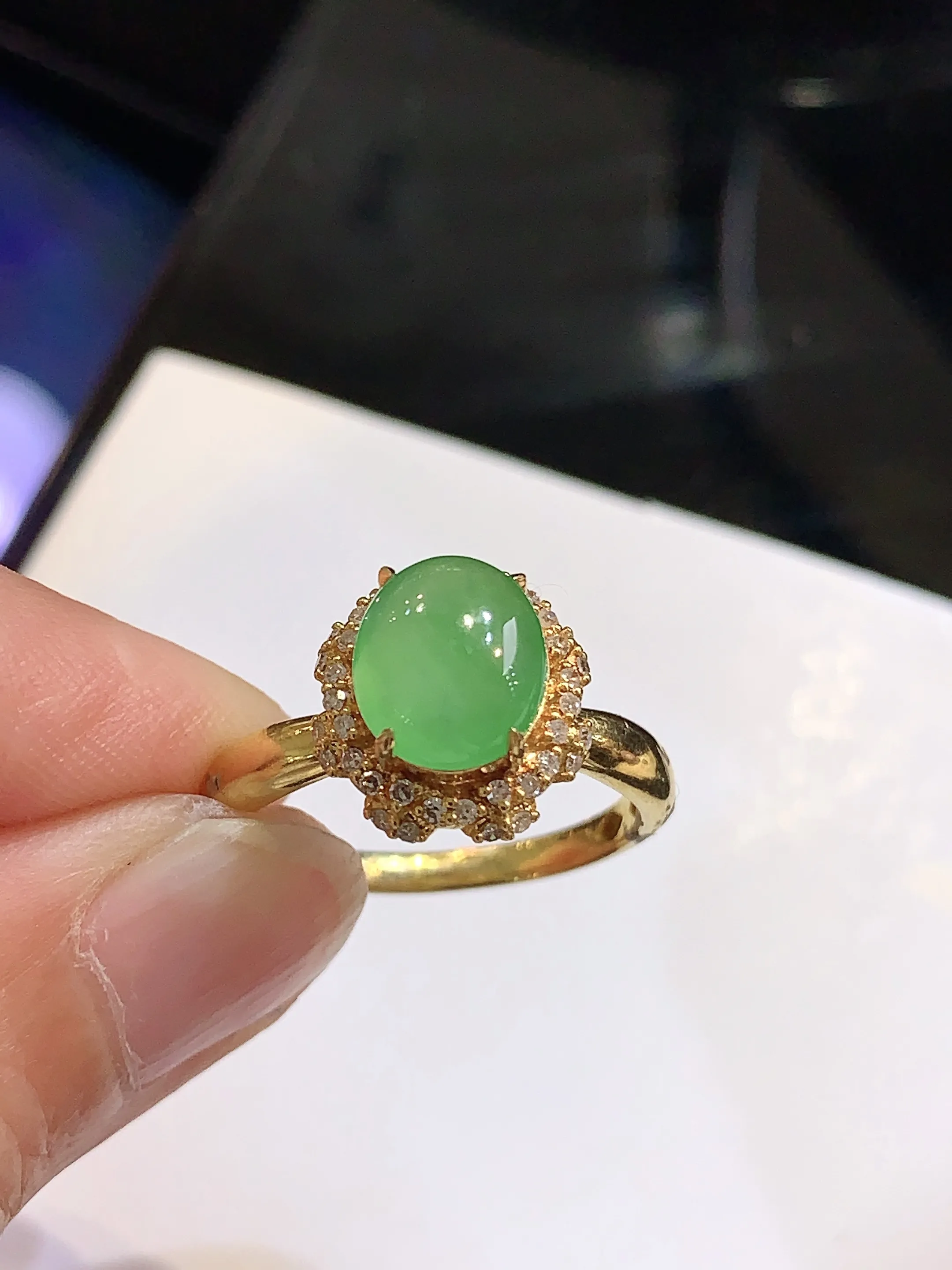 18k金钻镶嵌翠绿蛋面戒指 玉质细腻 色泽清新艳丽 圈口13 整体尺寸12.2*11*8.8