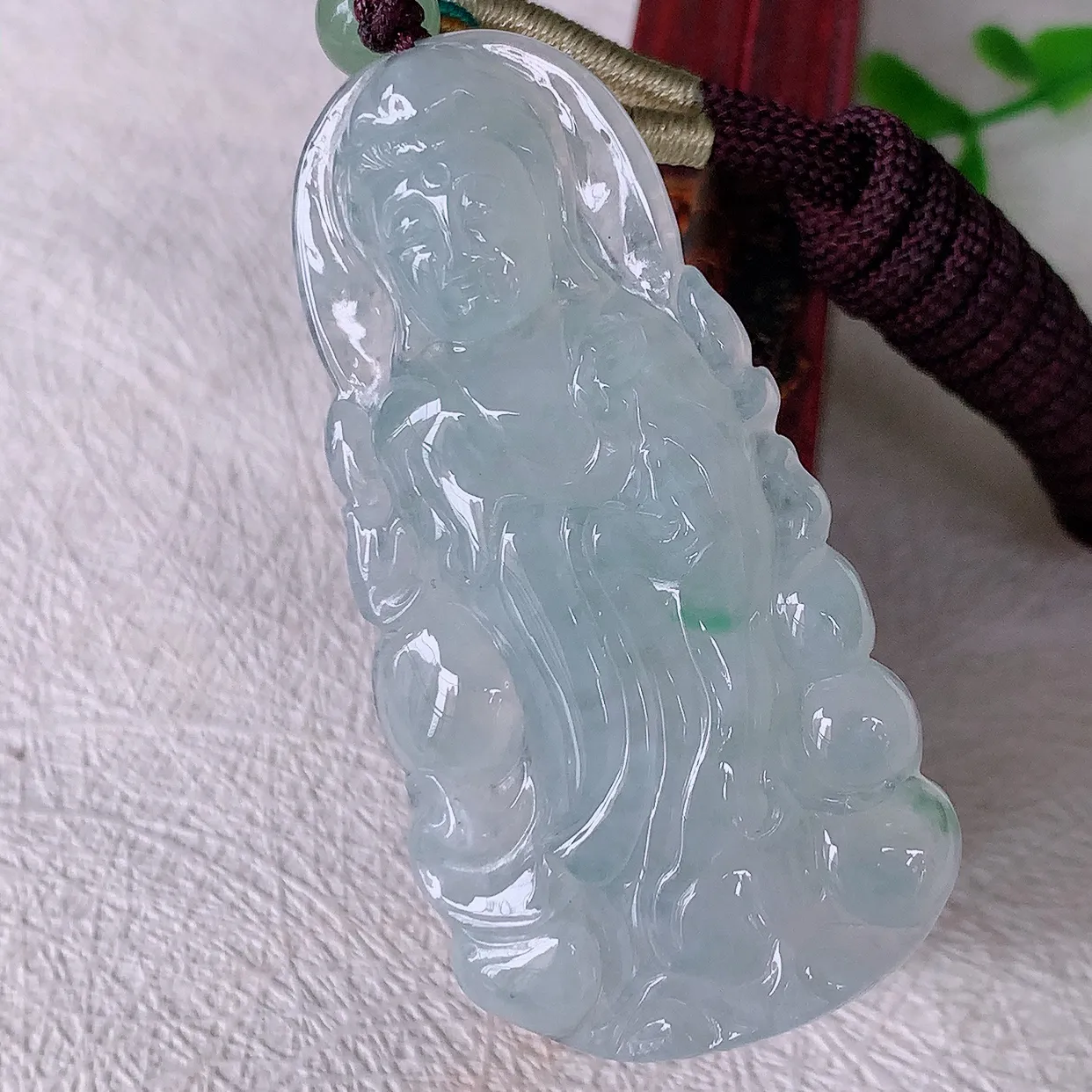 自然光实拍，冰种飘花观音菩萨吊坠，赐福翡翠观音，翠绿迷人，观音面相端庄，佩戴时尚出众！#46.10