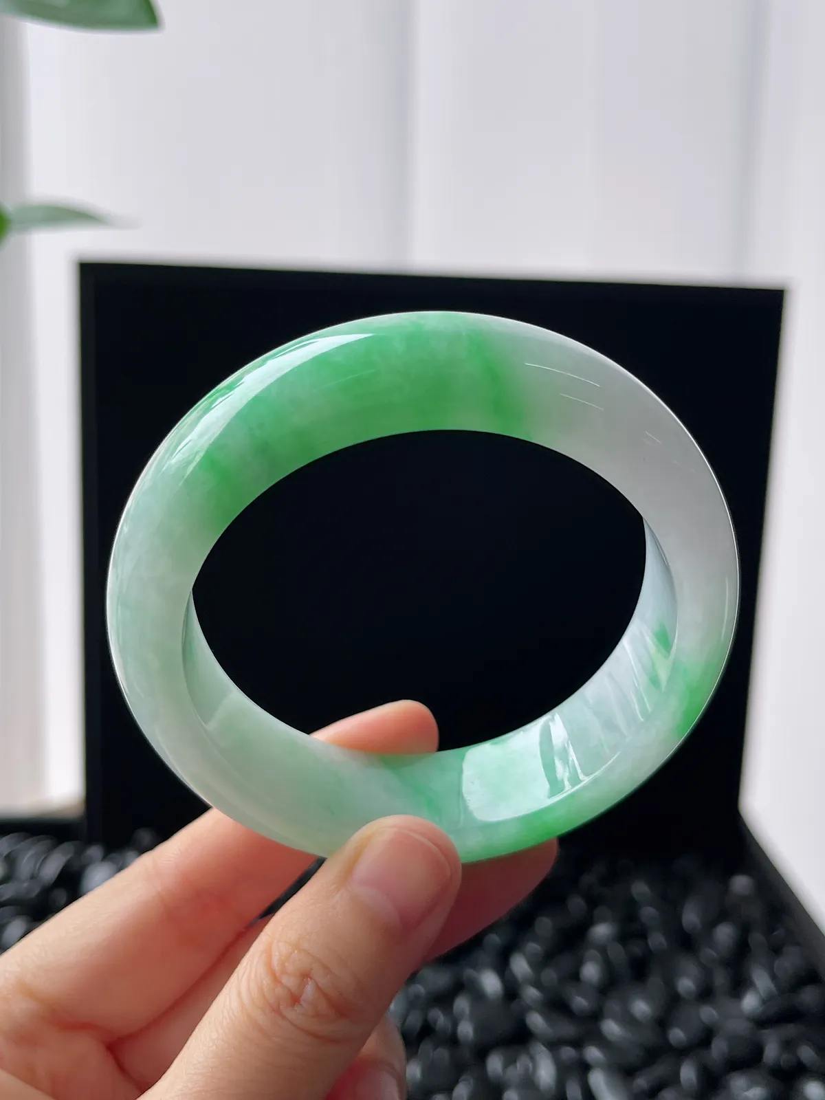 正圈56圈口，翡翠糯化种飘绿手镯