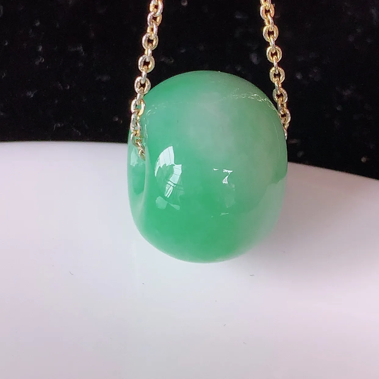 自然光实拍，水润飘绿翡翠路路通吊坠，路路畅通，翠色灵动，玉质细腻，颜色漂亮，品相佳，佩戴佳品！#05.10