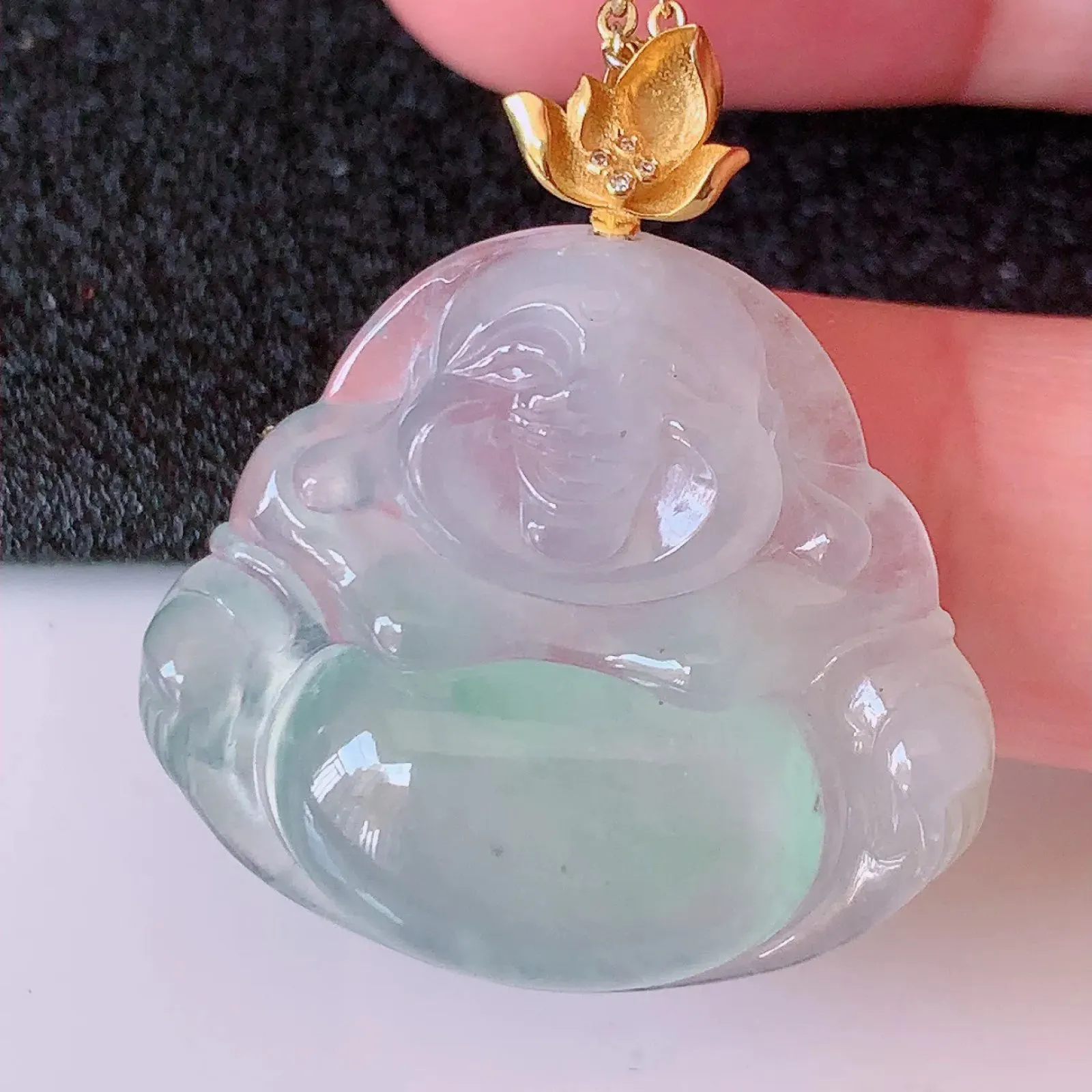 自然光实拍，18K金镶嵌冰种翡翠佛公吊坠，冰透饱满， 佛公亦保平安，寓意有福（佛公）相伴，品相佳，配戴优雅迷人！#1.31整体31*裸石27.5*25*5.8mm