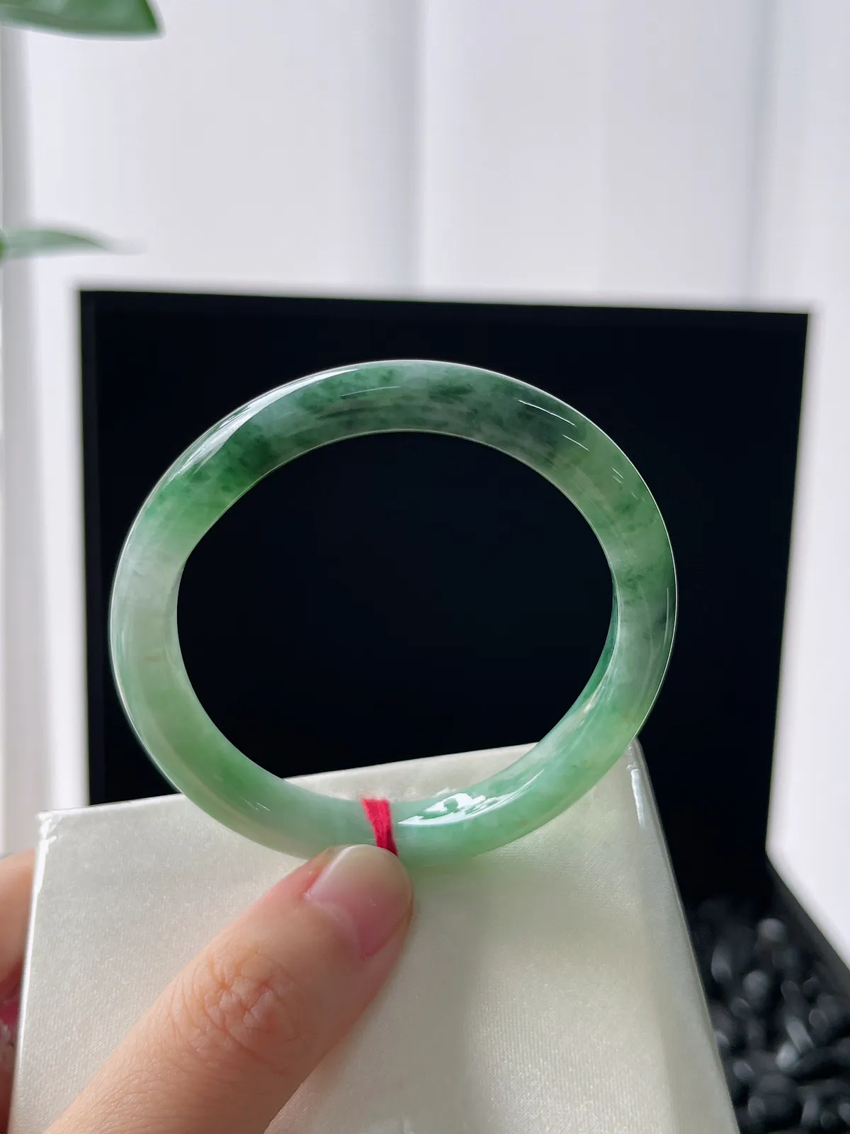 贵妃镯53.2圈口，翡翠糯化种淡绿色手镯