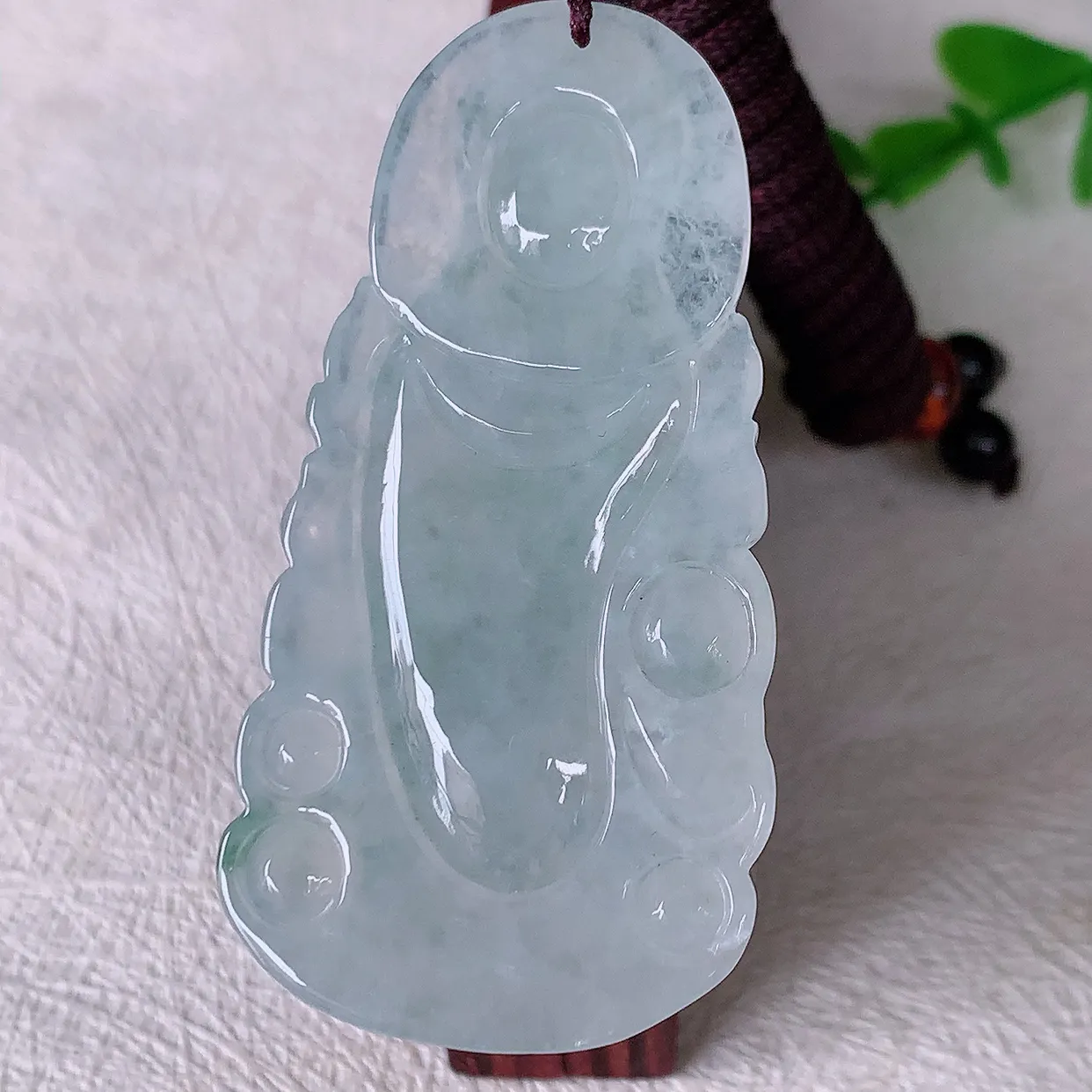 自然光实拍，冰种飘花观音菩萨吊坠，赐福翡翠观音，翠绿迷人，观音面相端庄，佩戴时尚出众！#46.10