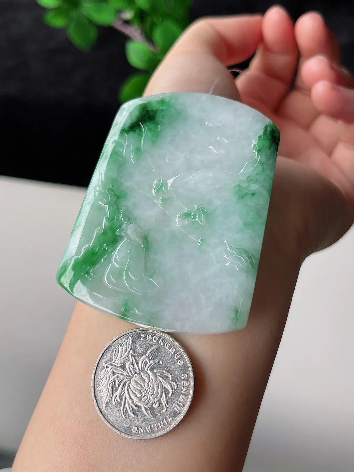 翡翠糯化种飘绿山水牌