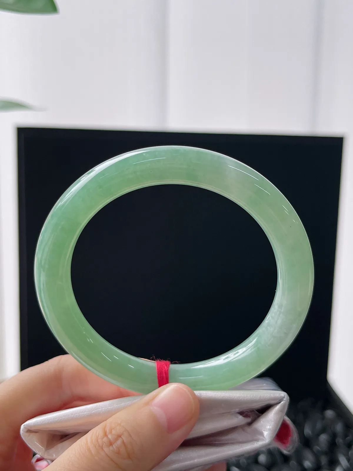 圆镯57圈口，翡翠冰糯种浅绿色手镯