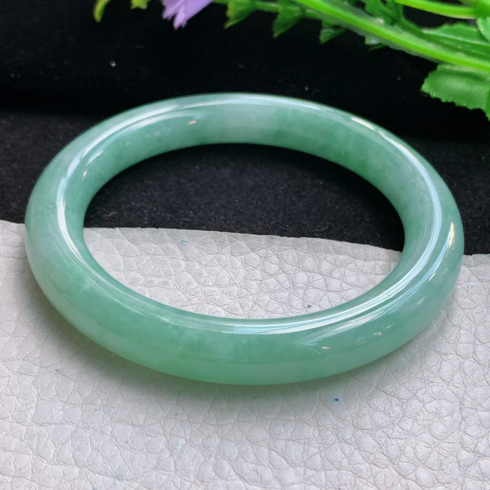 n自然光56*9.6*9.8美人镯 缅甸翡翠a货精美满绿圆条玉手镯 玉手环