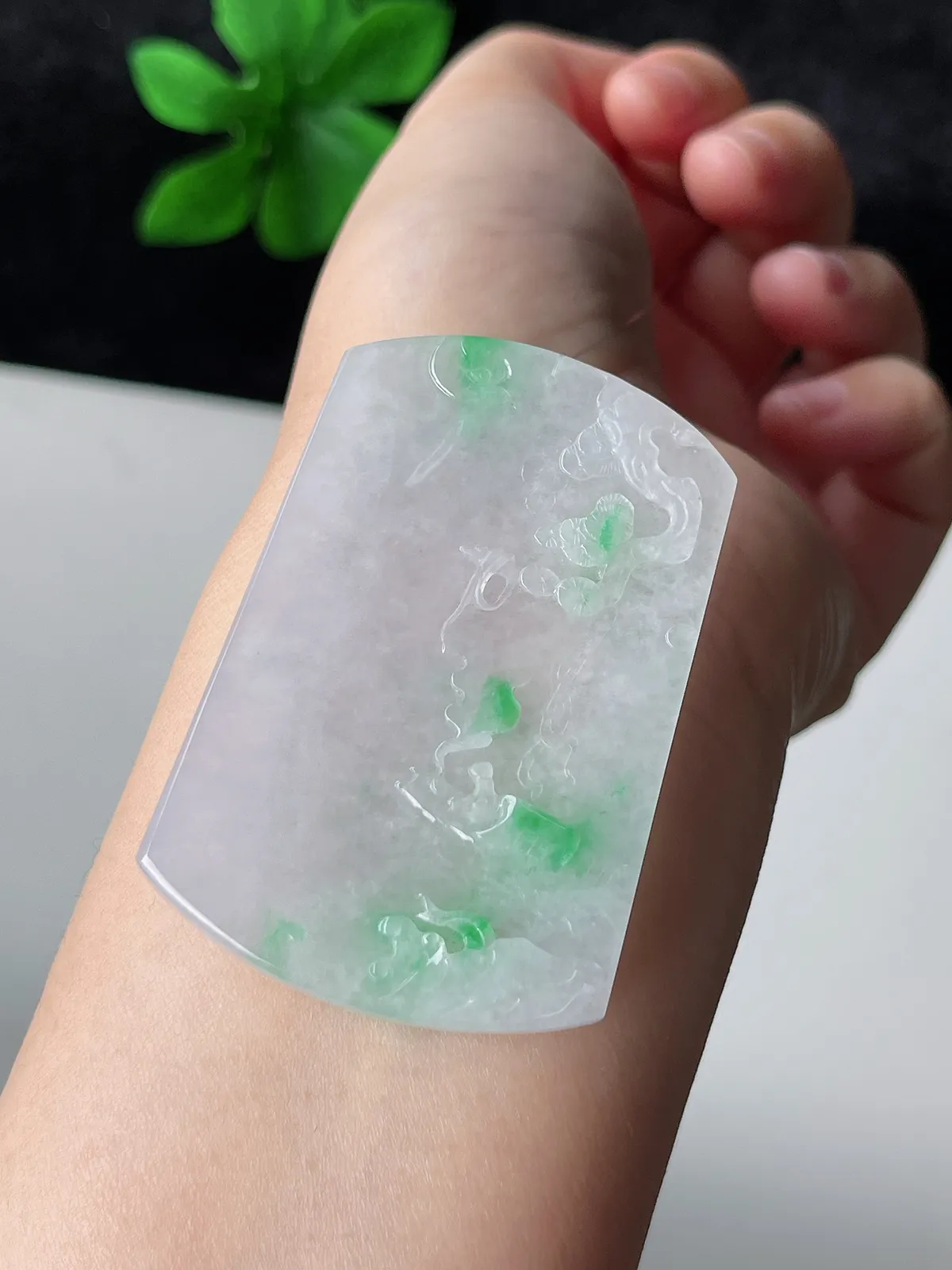 翡翠冰糯种飘绿无事牌