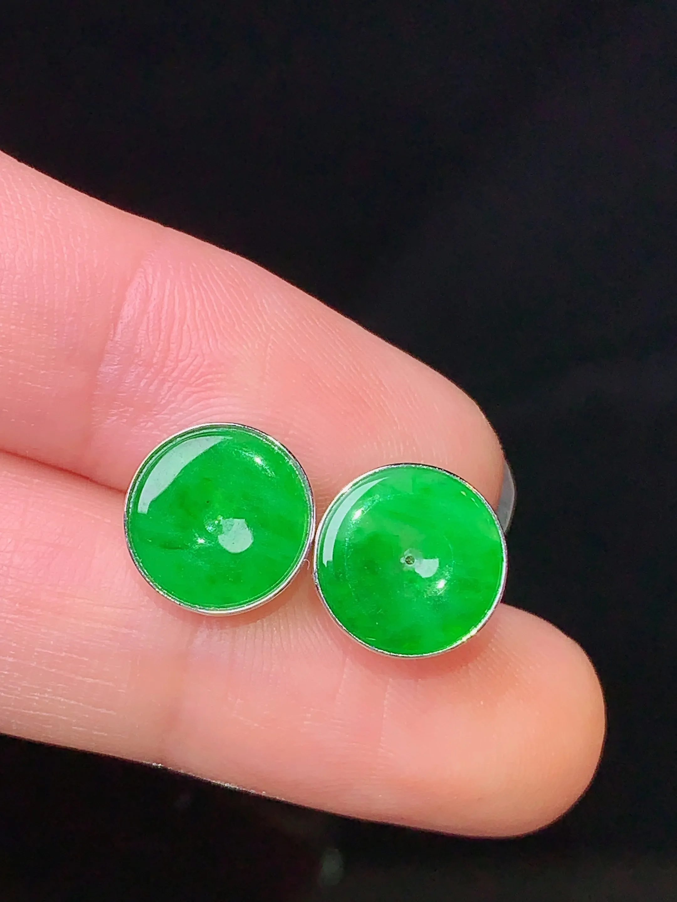 18k金镶嵌翠绿平安扣吊坠 玉质细腻 色泽清新艳丽 整体尺寸10*2