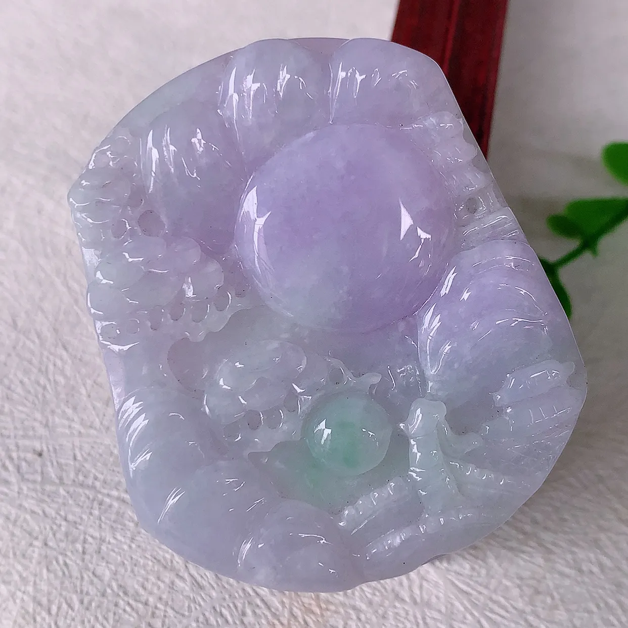 自然光实拍，冰润春带彩翡翠山水牌吊坠，翡翠山水，立体生动形象，山水素材布局合理，意境感佳，佩戴上身效果更高贵 #46.10