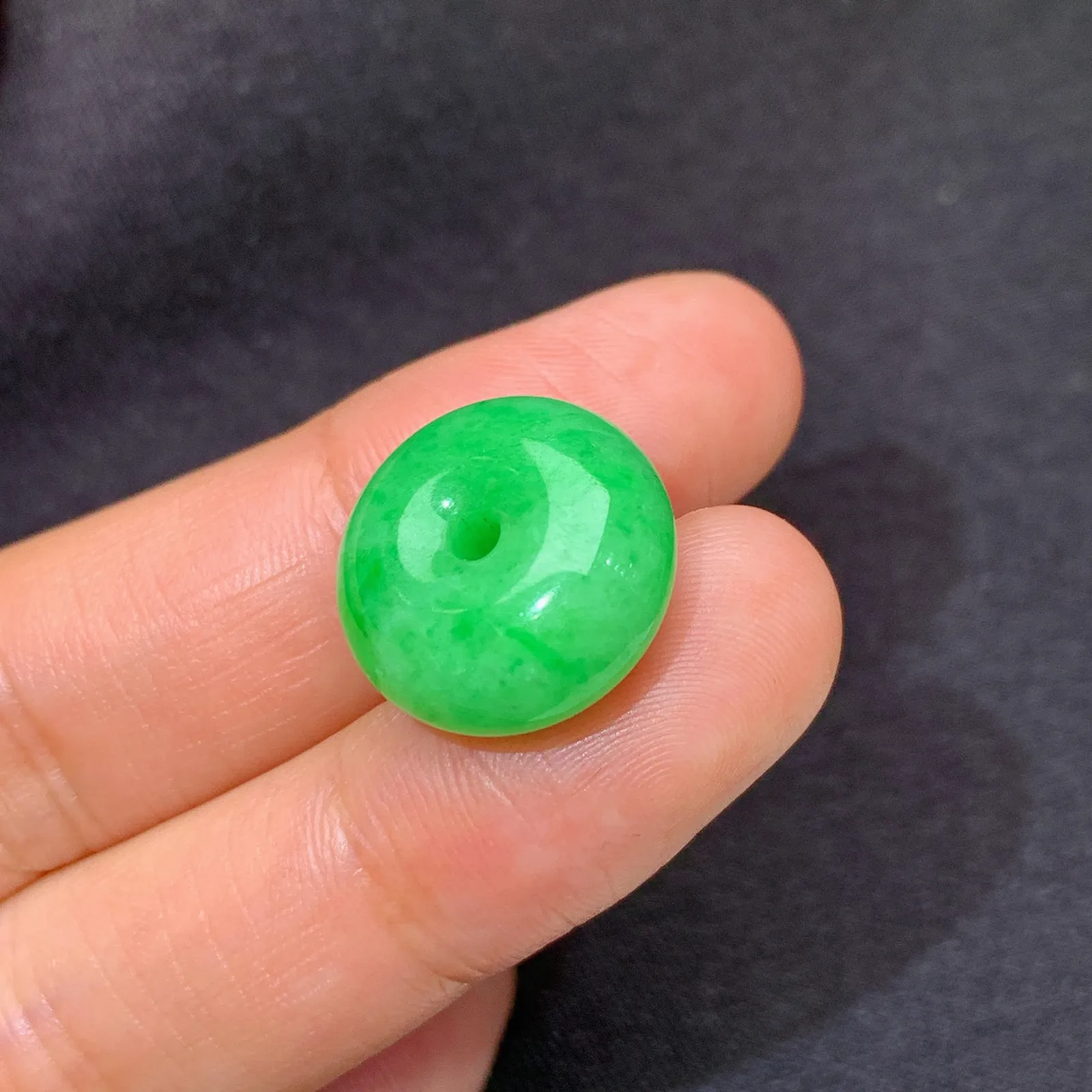 飘绿平安扣，冰润色阳，玉质细腻，种水足 尺寸15.6*7.7