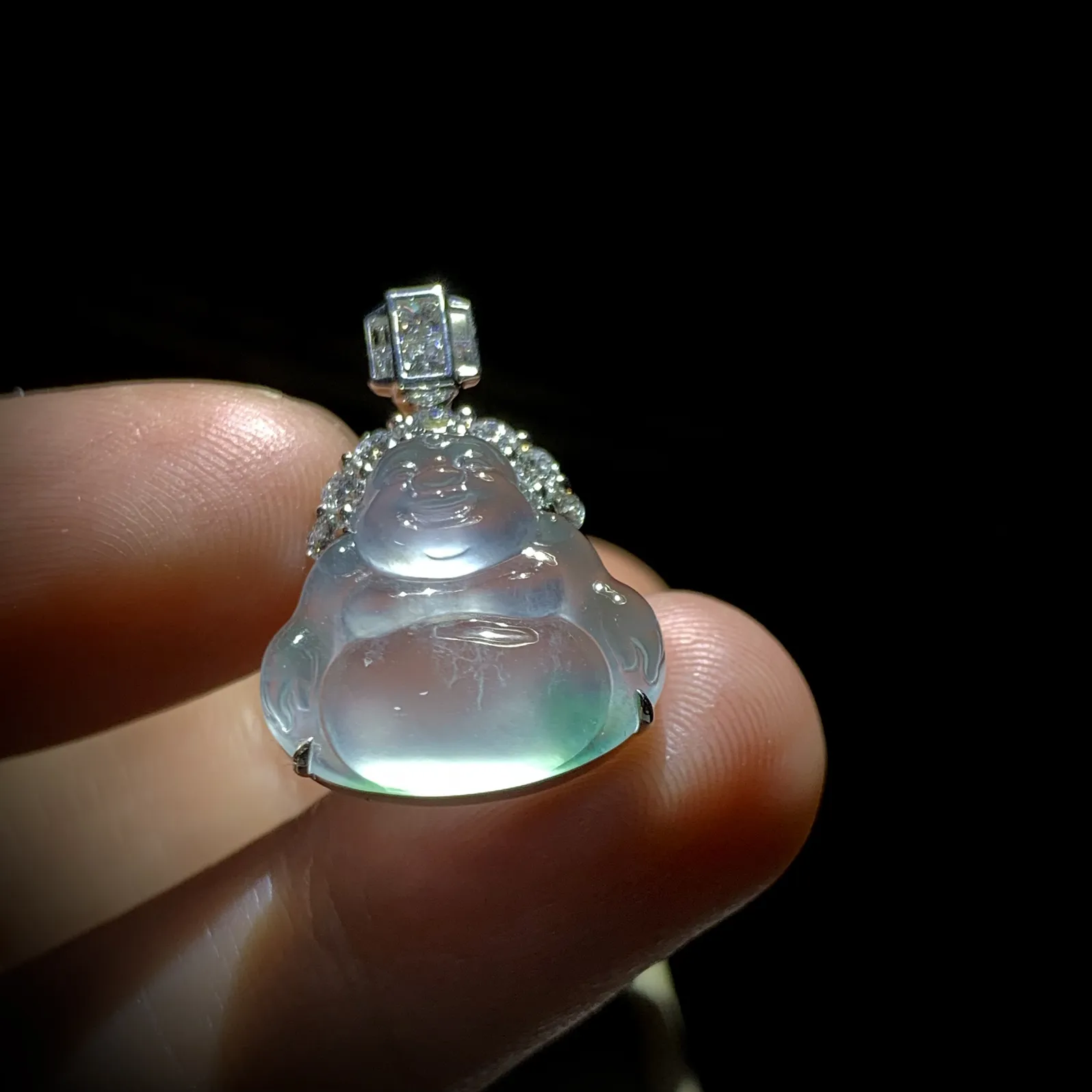 【大肚能容·弥勒佛】，
裸石约17-15.5-4.2mm，整体23.8-17-6.6mm，
18K金，南非钻，