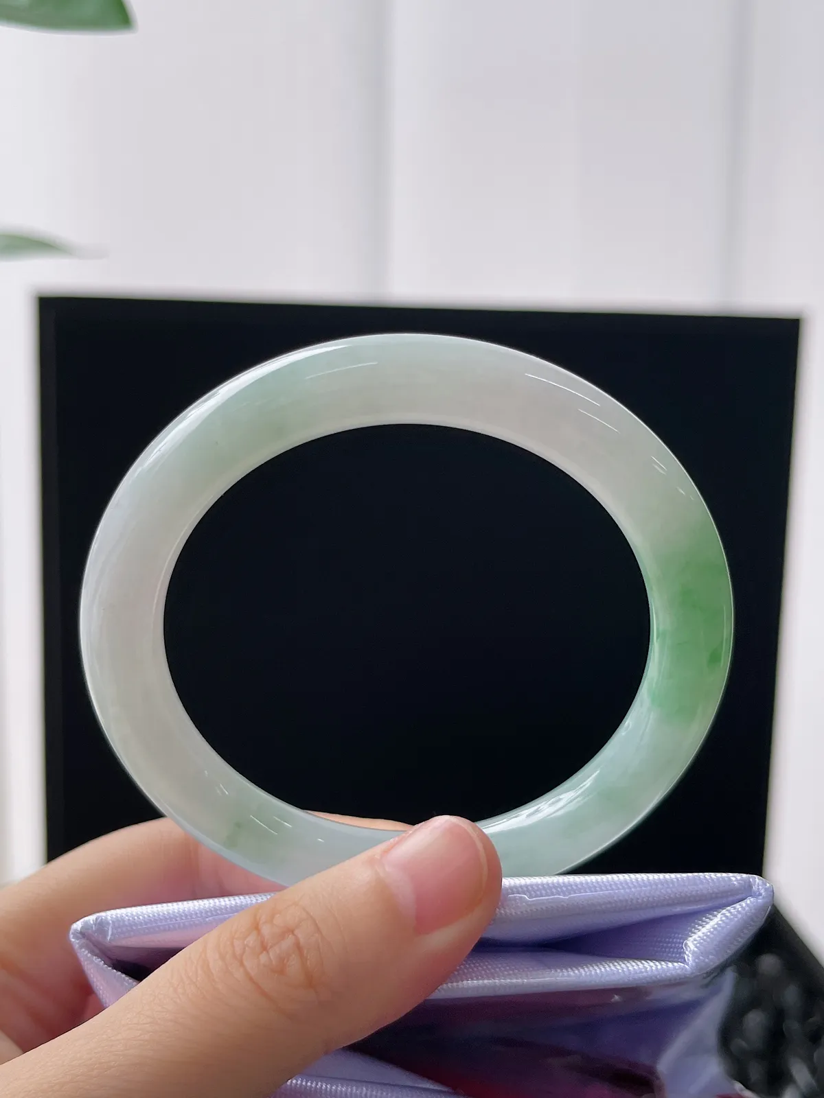 圆镯54圈口，翡翠冰糯种飘绿手镯