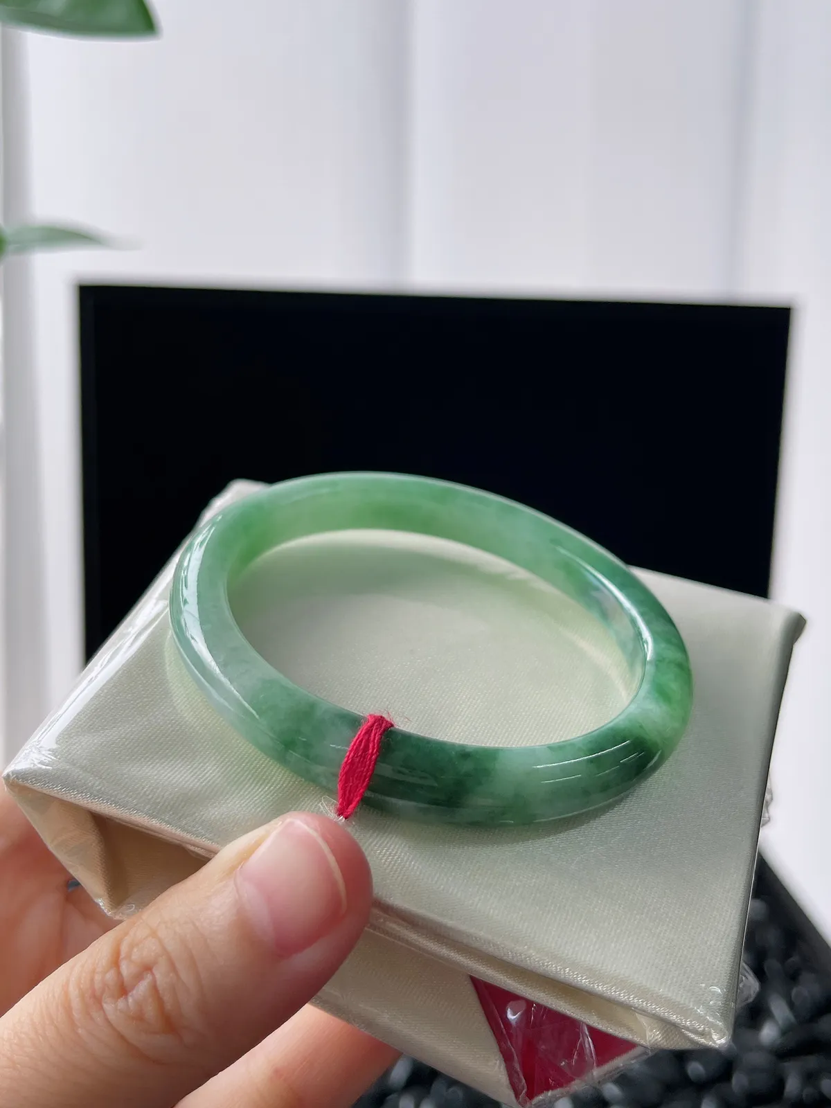 贵妃镯53.2圈口，翡翠糯化种淡绿色手镯