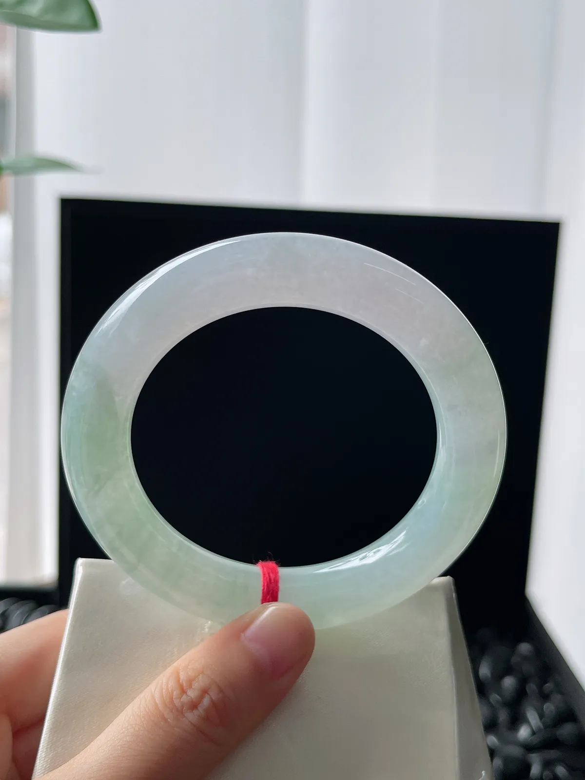 圆镯55圈口，翡翠冰糯种浅绿色手镯