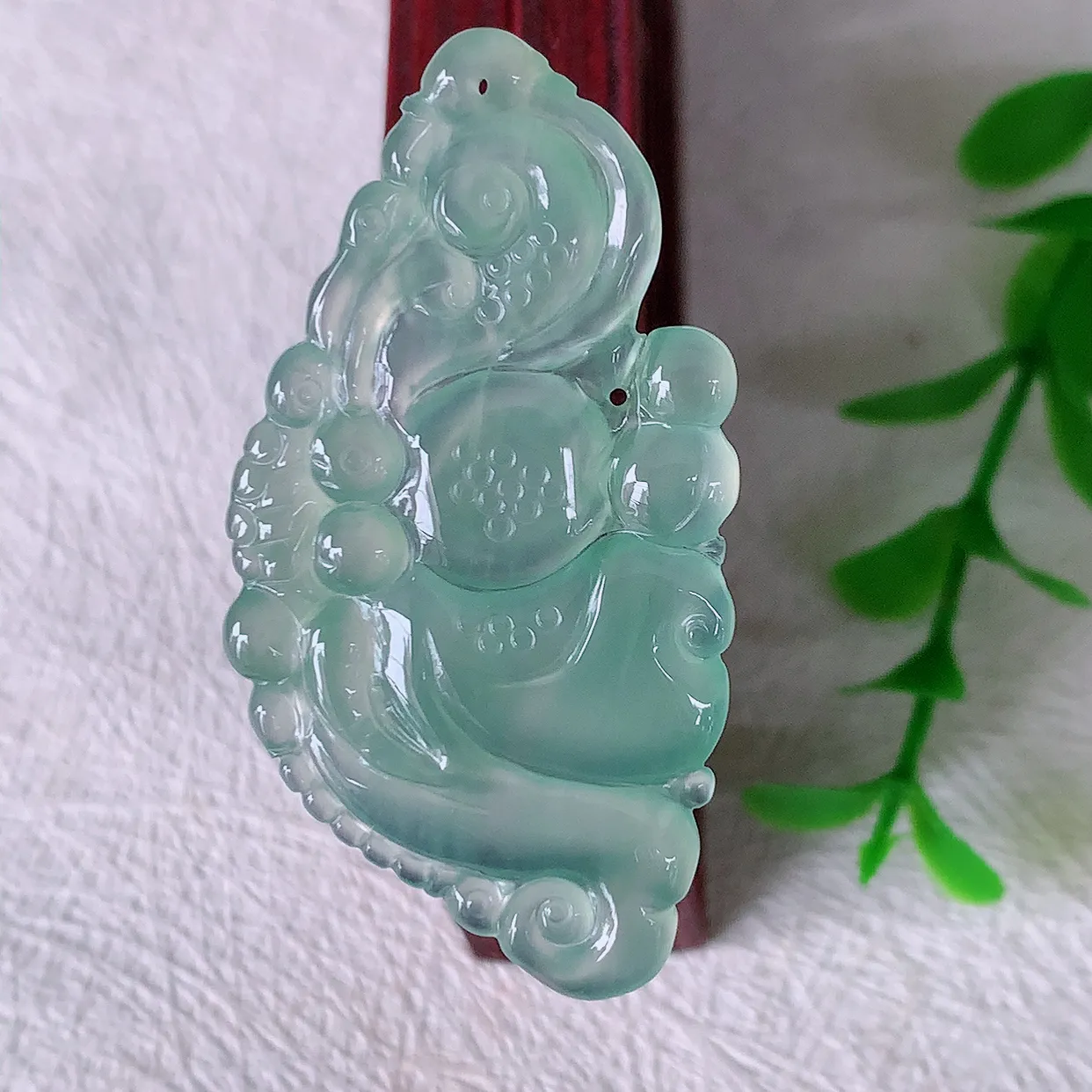 自然光实拍，冰种翡翠蝴蝶吊坠，翠色灵动，玉质细腻，颜色漂亮，品相佳，佩戴佳品！#01.10