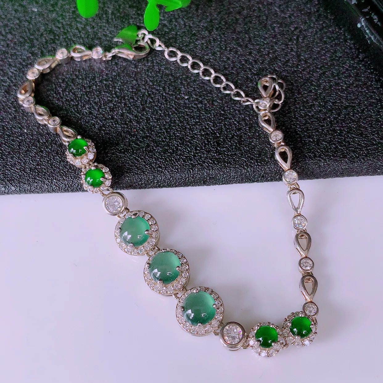 冰透满绿翡翠925银镶嵌手链，自然光实拍，翠色灵动，颜色漂亮，种老水足，品相佳，佩戴佳品！#97.1