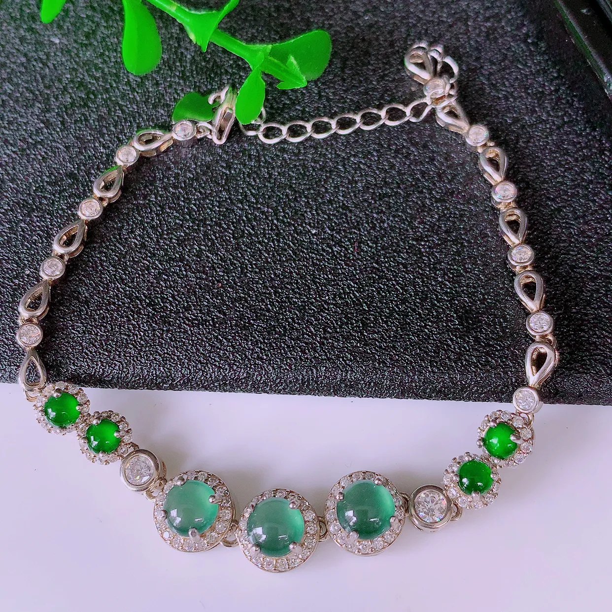 冰透满绿翡翠925银镶嵌手链，自然光实拍，翠色灵动，颜色漂亮，种老水足，品相佳，佩戴佳品！#97.10取一整体8*8*5.6裸石5.2*5.2