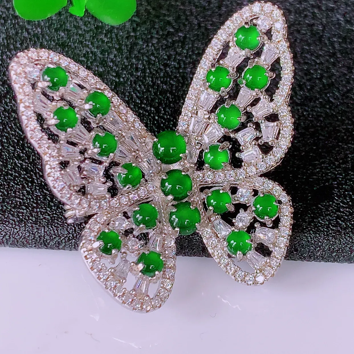 冰透满绿翡翠925银镶嵌蝴蝶胸针，自然光实拍，翠色灵动，颜色漂亮，种老水足，品相佳，佩戴佳品！#97.10整体31*31.5-9裸裸2.5*2.5