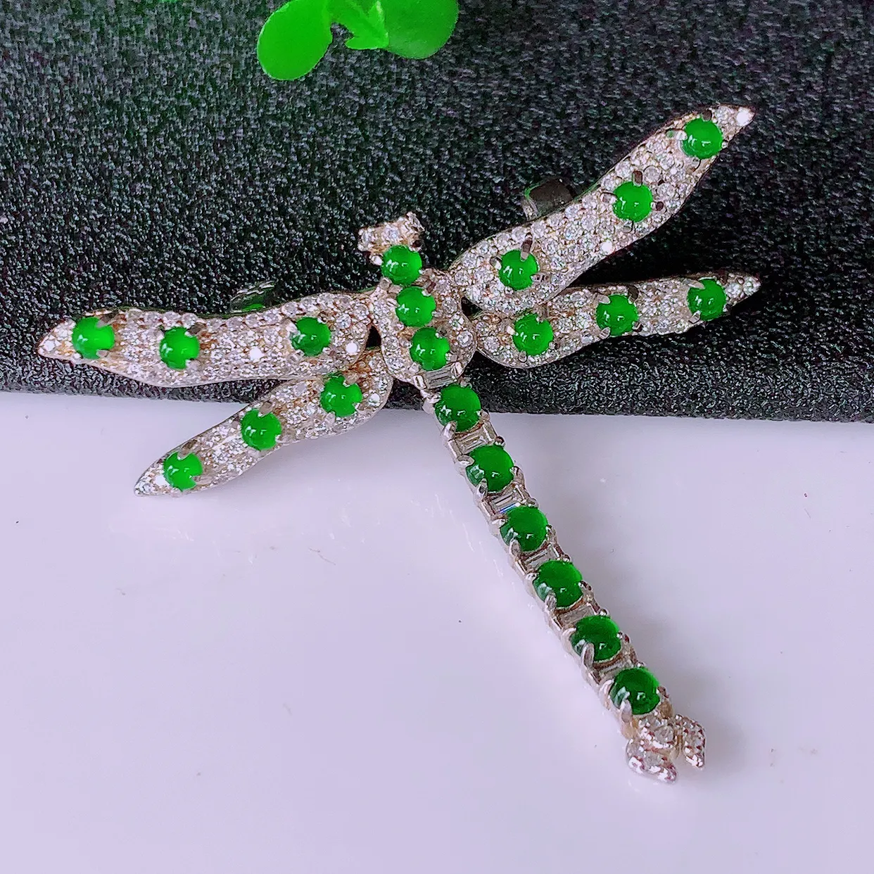 冰透满绿翡翠925银镶嵌蜻蜓胸针，自然光实拍，翠色灵动，颜色漂亮，种老水足，品相佳，佩戴佳品！#97.10整体45.5-37-8裸石2*2