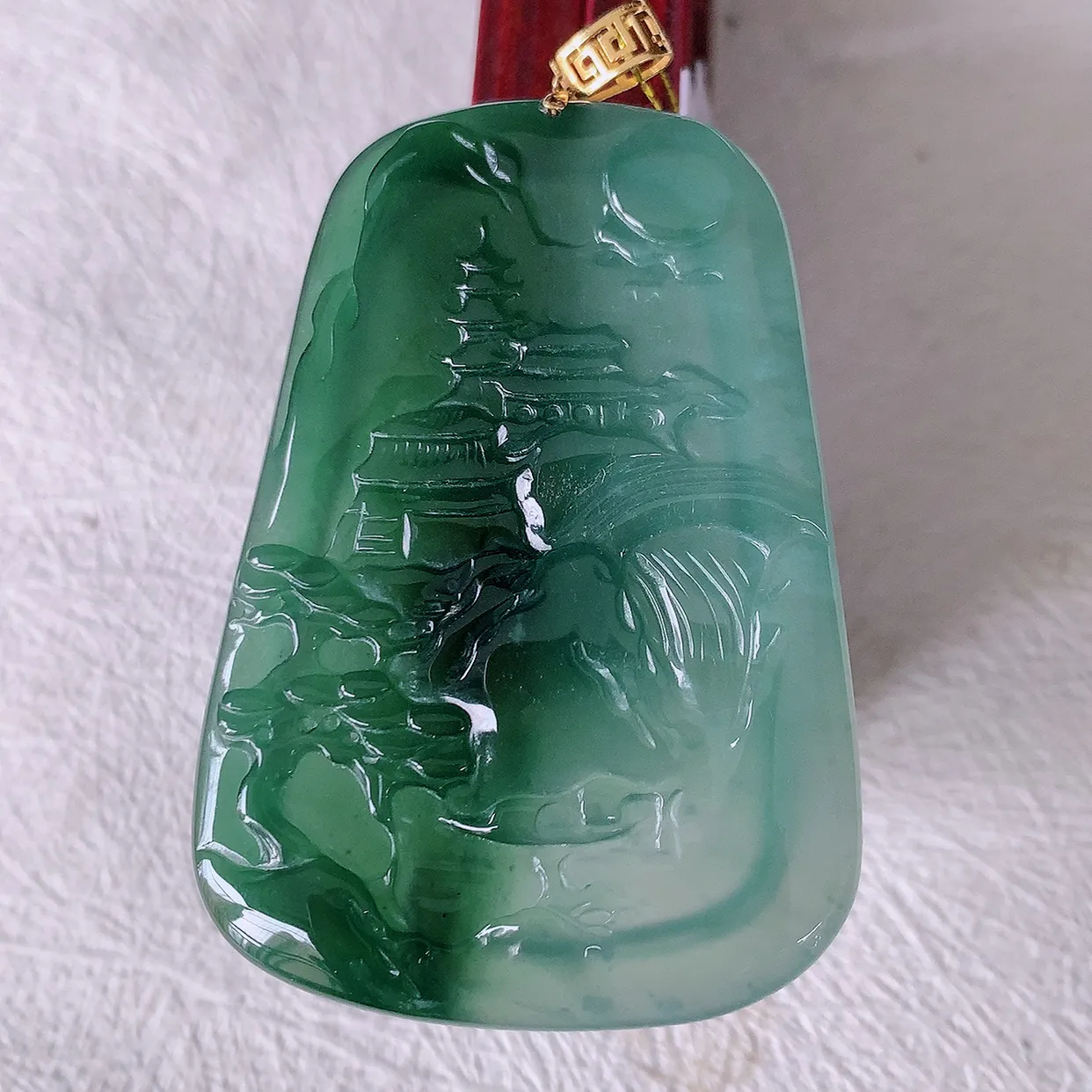 自然光实拍，18K金镶嵌冰种飘花翡翠山水牌吊坠，立体生动形象，山水素材布局合理，意境感佳，佩戴上身效果更高贵 #35.10整体59裸石52*36.5*4.5