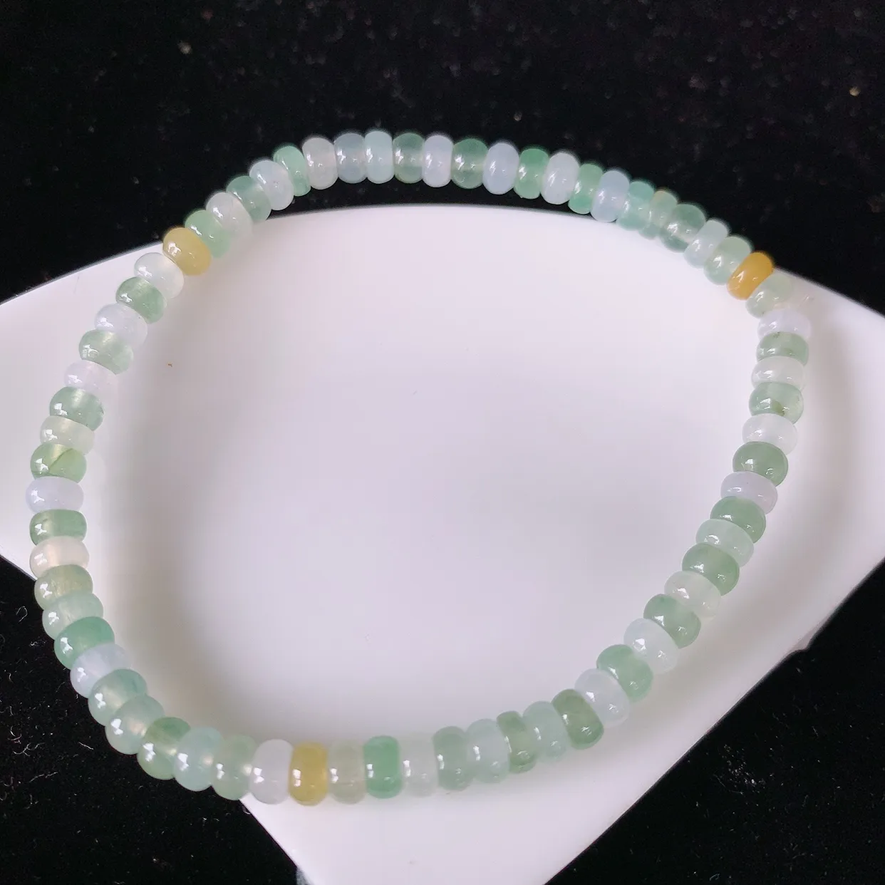 自然光实拍，冰种多宝翡翠手链，多彩翡翠手串，颜色丰富，料子细腻，高档大气，自戴送礼佳品！#41.10取一尺寸4.5mm