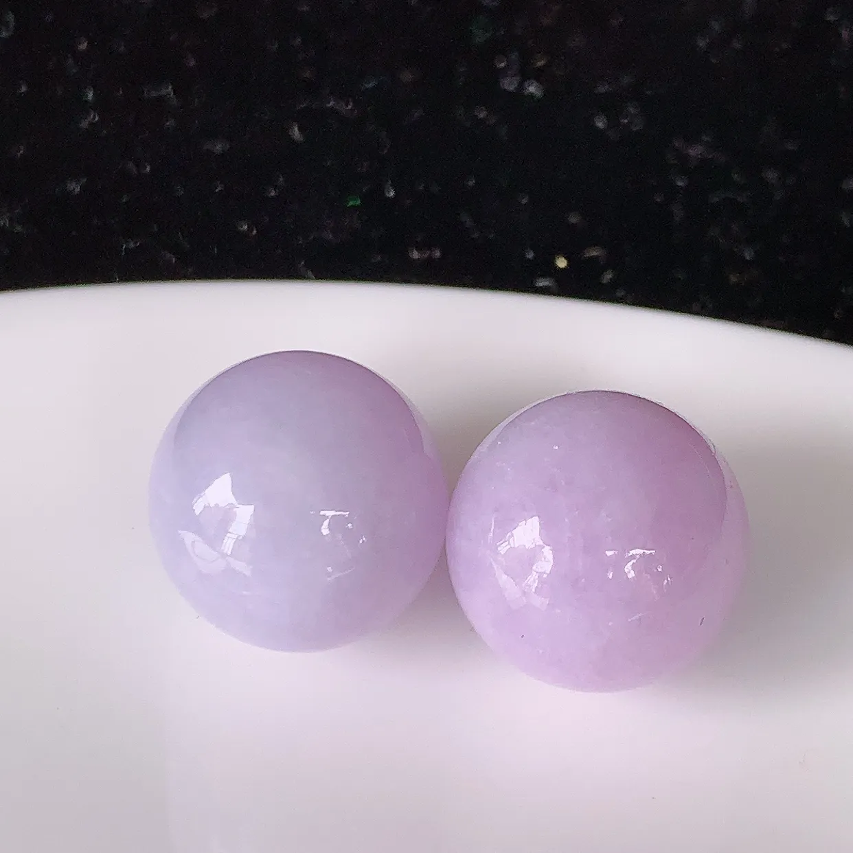 自然光实拍，紫罗兰翡翠一对圆珠、转运珠吊坠，寓意“时来运转，财源滚滚” 寓意佳，荧光灼灼，转运珠佩戴时尚优雅！#05.10尺寸12.6mm