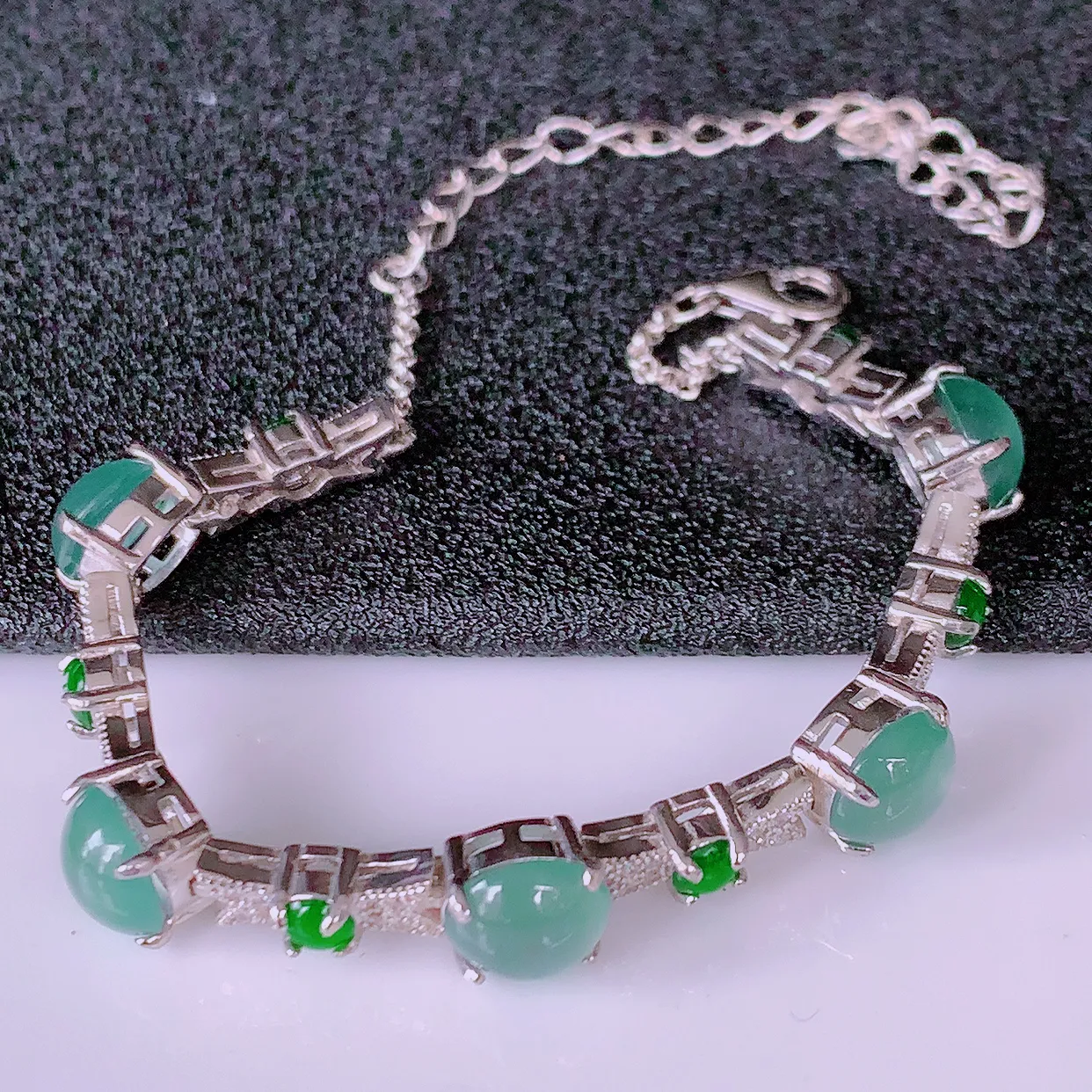 冰透满绿翡翠925银镶嵌手链，自然光实拍，翠色灵动，颜色漂亮，种老水足，品相佳，佩戴佳品！#97.10取一整体7*7*5.6裸石7*7