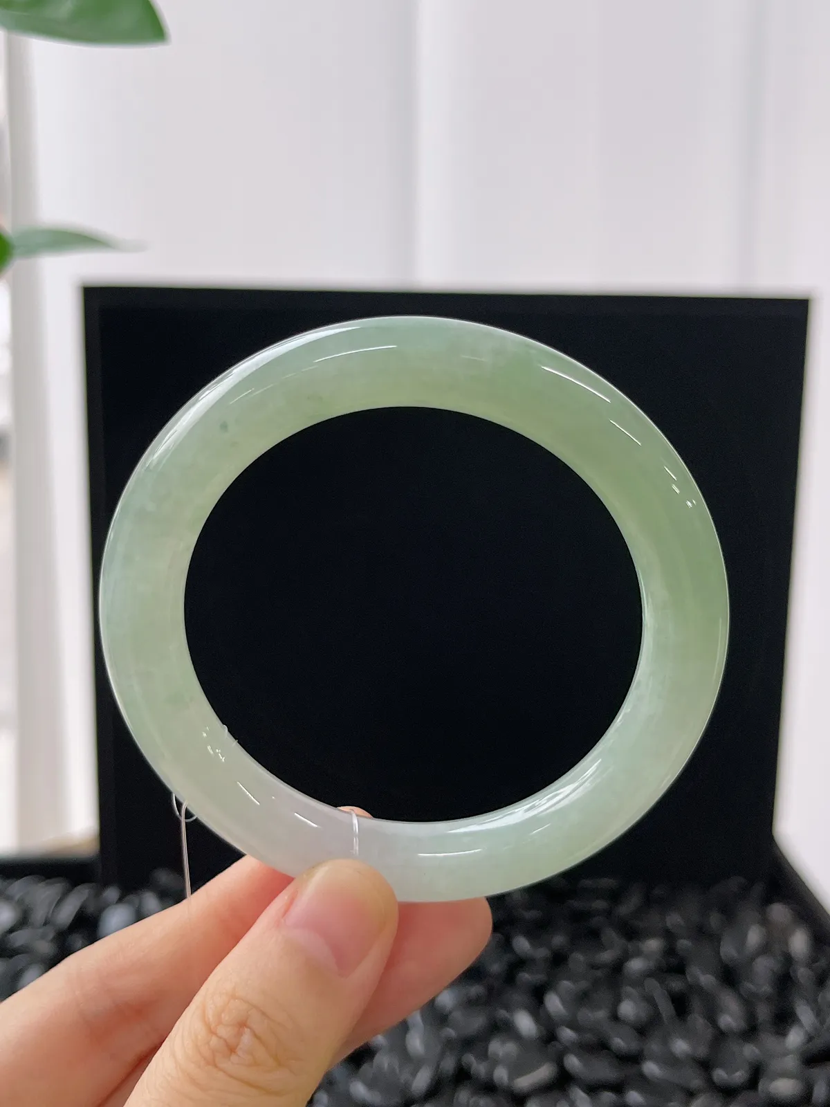 圆镯54.1圈口，翡翠冰糯种淡绿色手镯