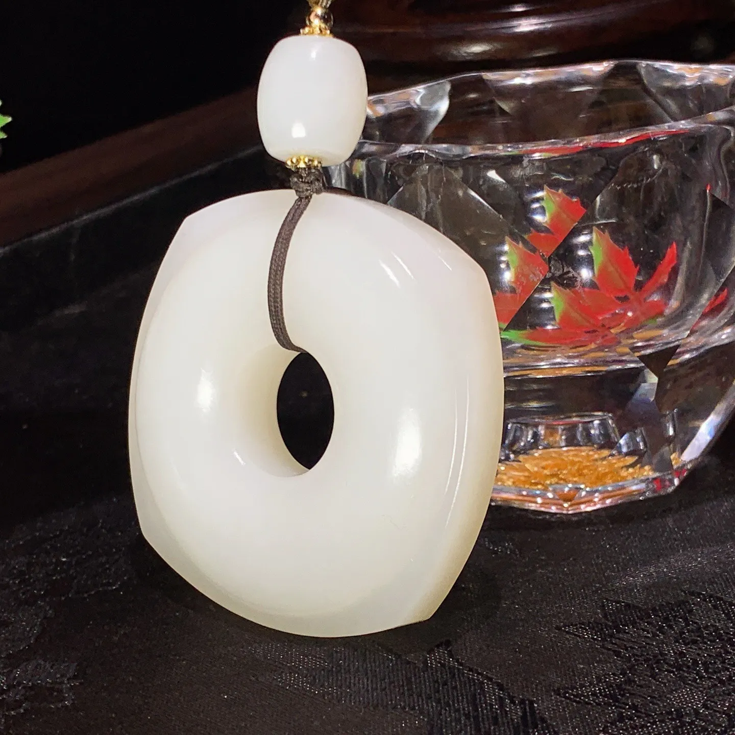 新疆和田玉羊脂白四方平安扣玉棕挂件。尺寸49/15重66.8克。白度一级。无裂无杂无结构。玉质细腻油