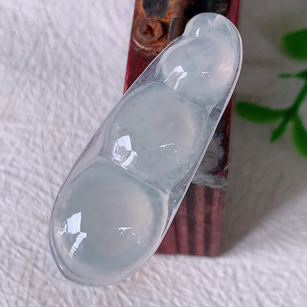 自然光实拍，冰种翡翠四季豆吊坠，平安豆福豆玉坠，冰润通透，豆粒饱满，寓意：豆蔻年华！#01.10