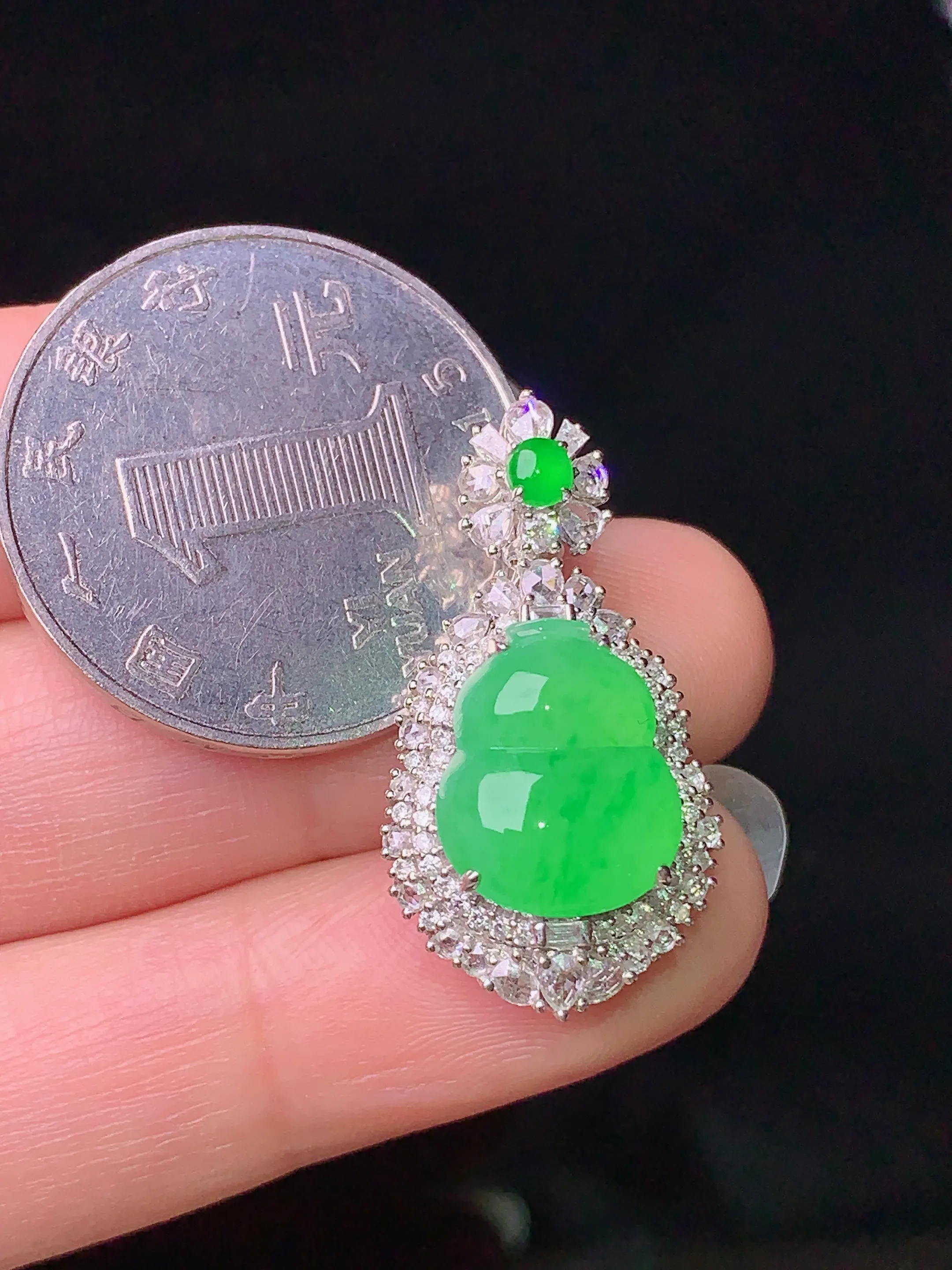 18k金钻镶嵌翠绿葫芦吊坠 玉质细腻 色泽清新艳丽 整体尺寸28*15*10.3