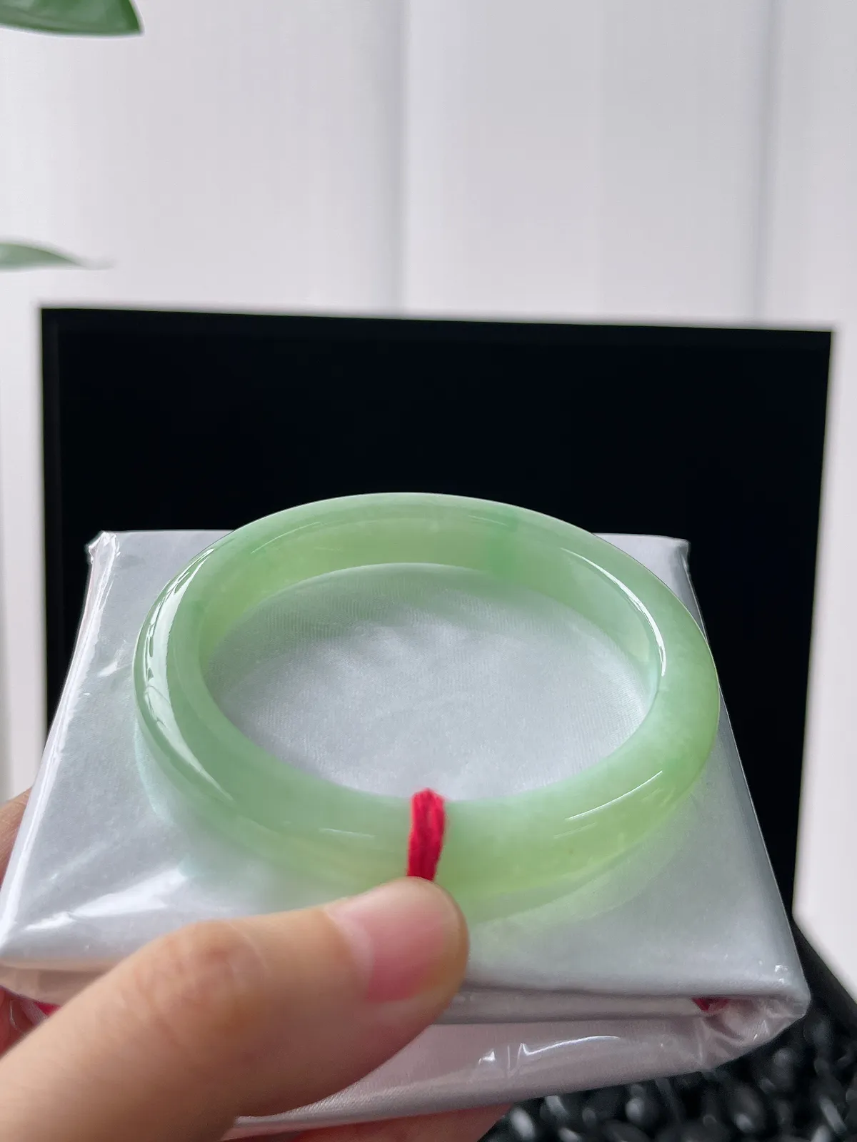 正圈52圈口，翡翠冰糯种浅绿色手镯