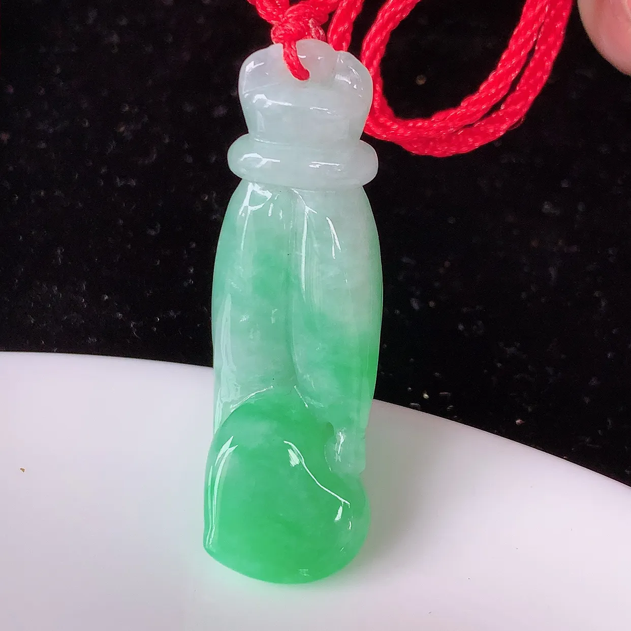 自然光实拍，冰润飘绿翡翠掌上明珠吊坠，翠色灵动，种老水足，寓意好，品相佳，佩戴佳品！#46.10