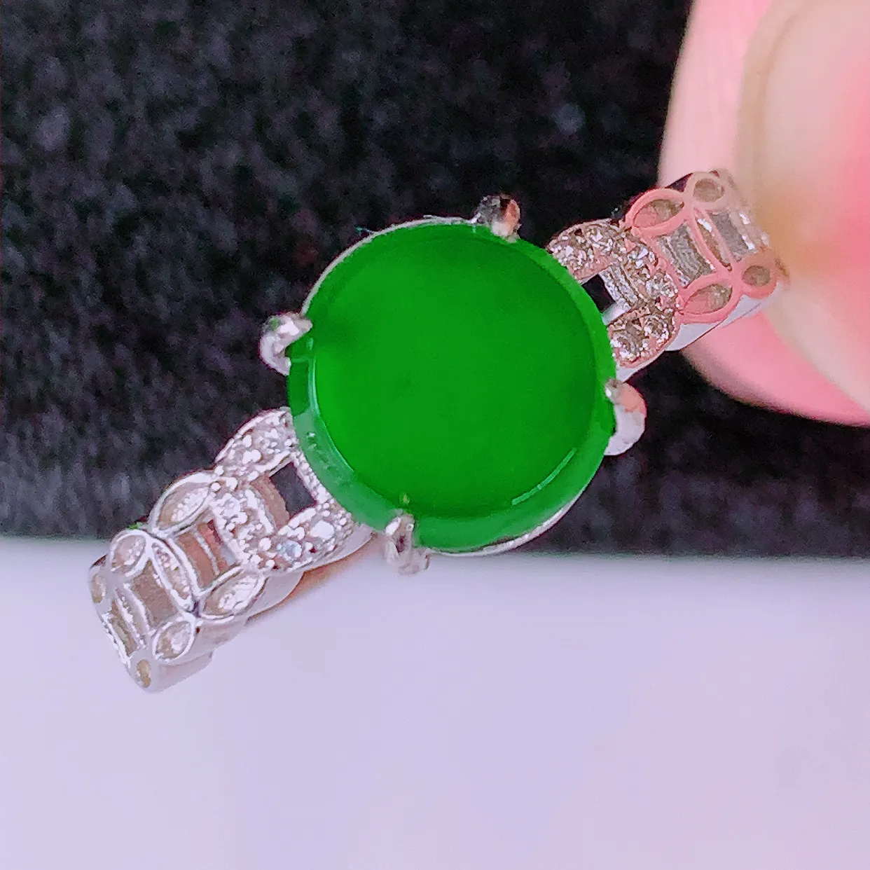 冰透满绿翡翠925银镶嵌戒指，自然光实拍，翠色灵动，颜色漂亮，种老水足，品相佳，佩戴佳品！#97.10（圈口可调大小）整体22.5-18.5-4.5裸石8*8