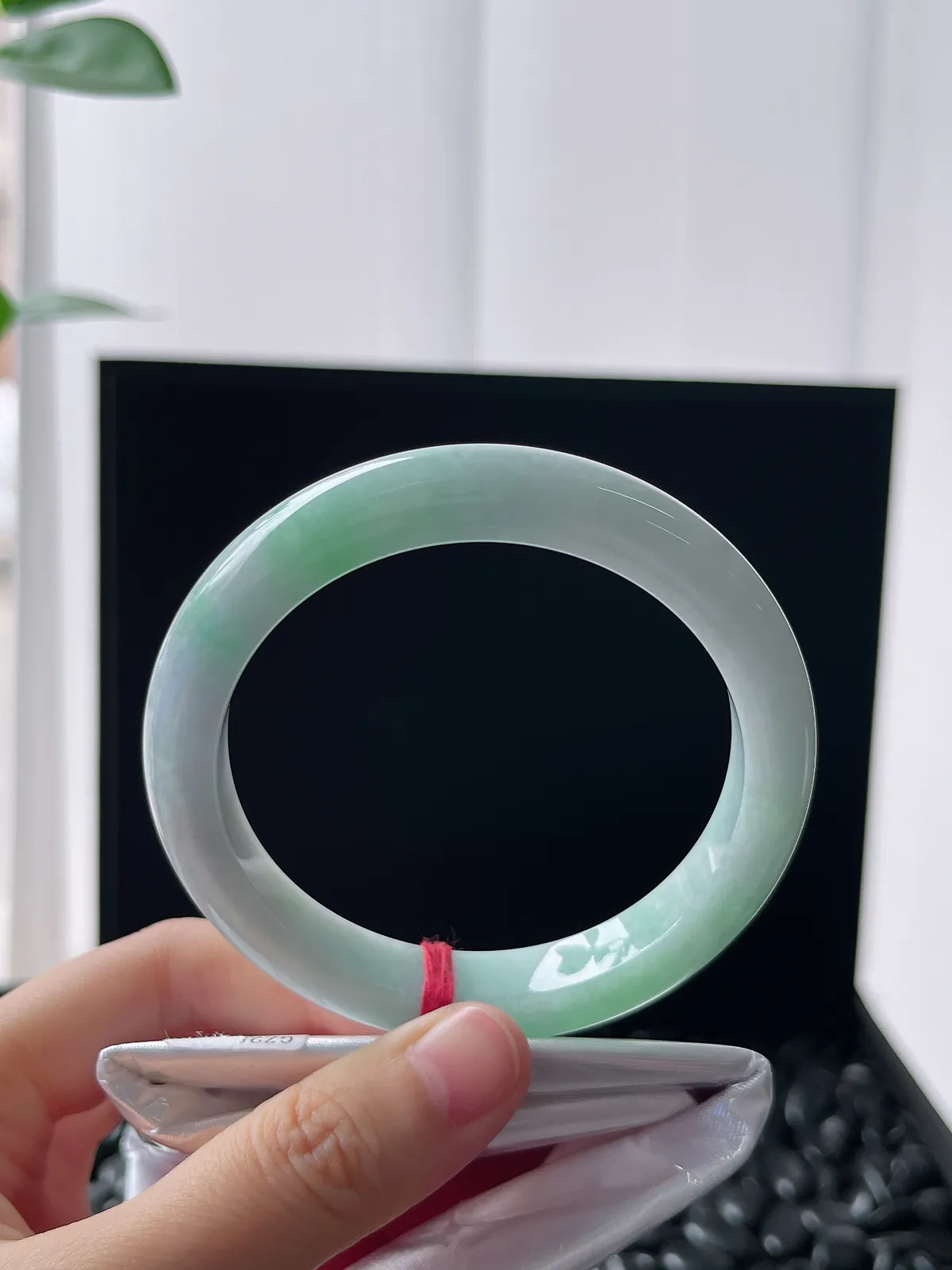 正圈57圈口，翡翠糯化种淡绿色手镯