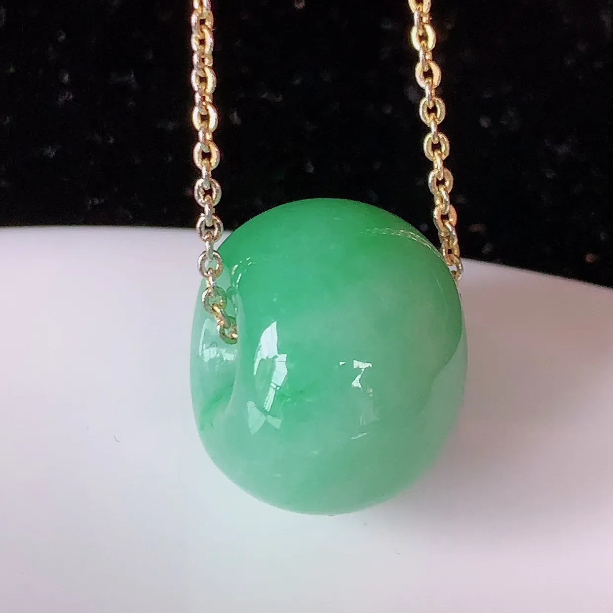 自然光实拍，水润飘绿翡翠路路通吊坠，路路畅通，翠色灵动，玉质细腻，颜色漂亮，品相佳，佩戴佳品！#05.10