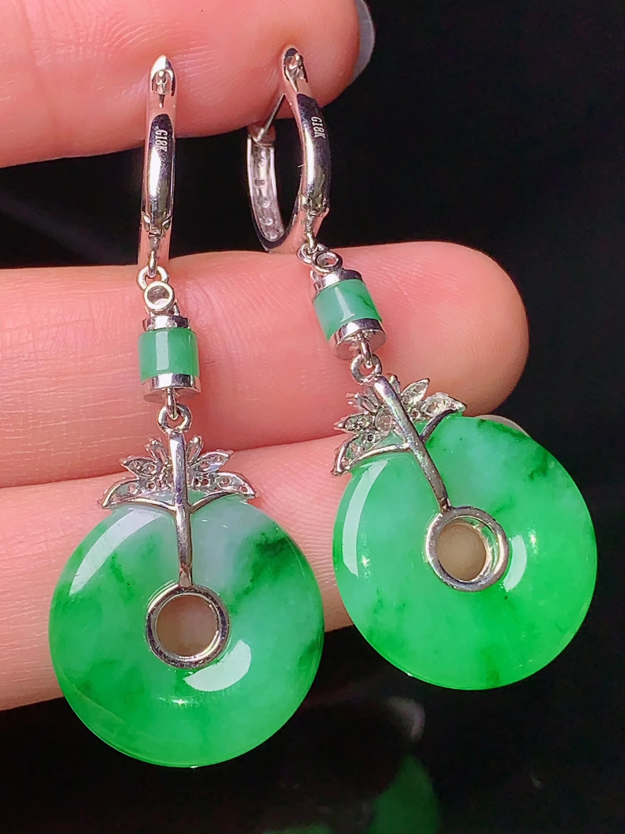 18k金钻镶嵌翠绿平安扣吊坠 玉质细腻 色泽清新艳丽 整体尺寸46.3*17.3*3