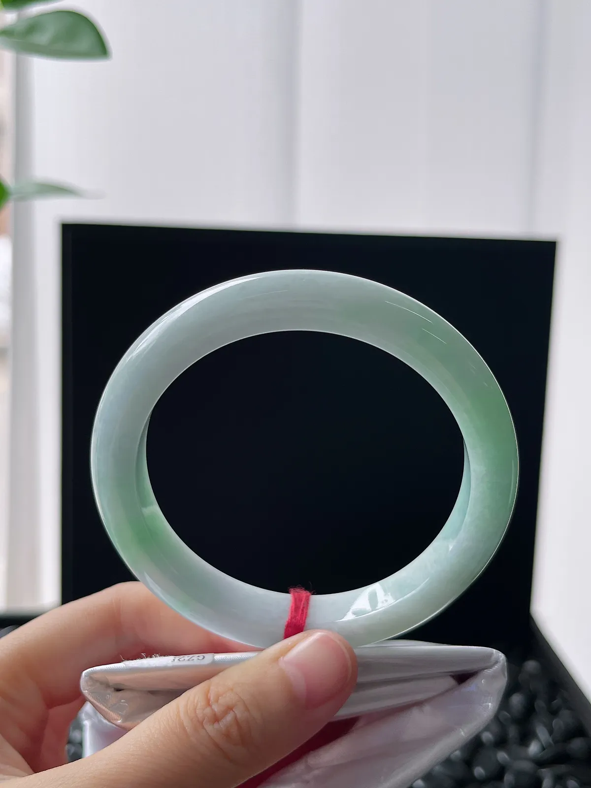 正圈57圈口，翡翠糯化种淡绿色手镯