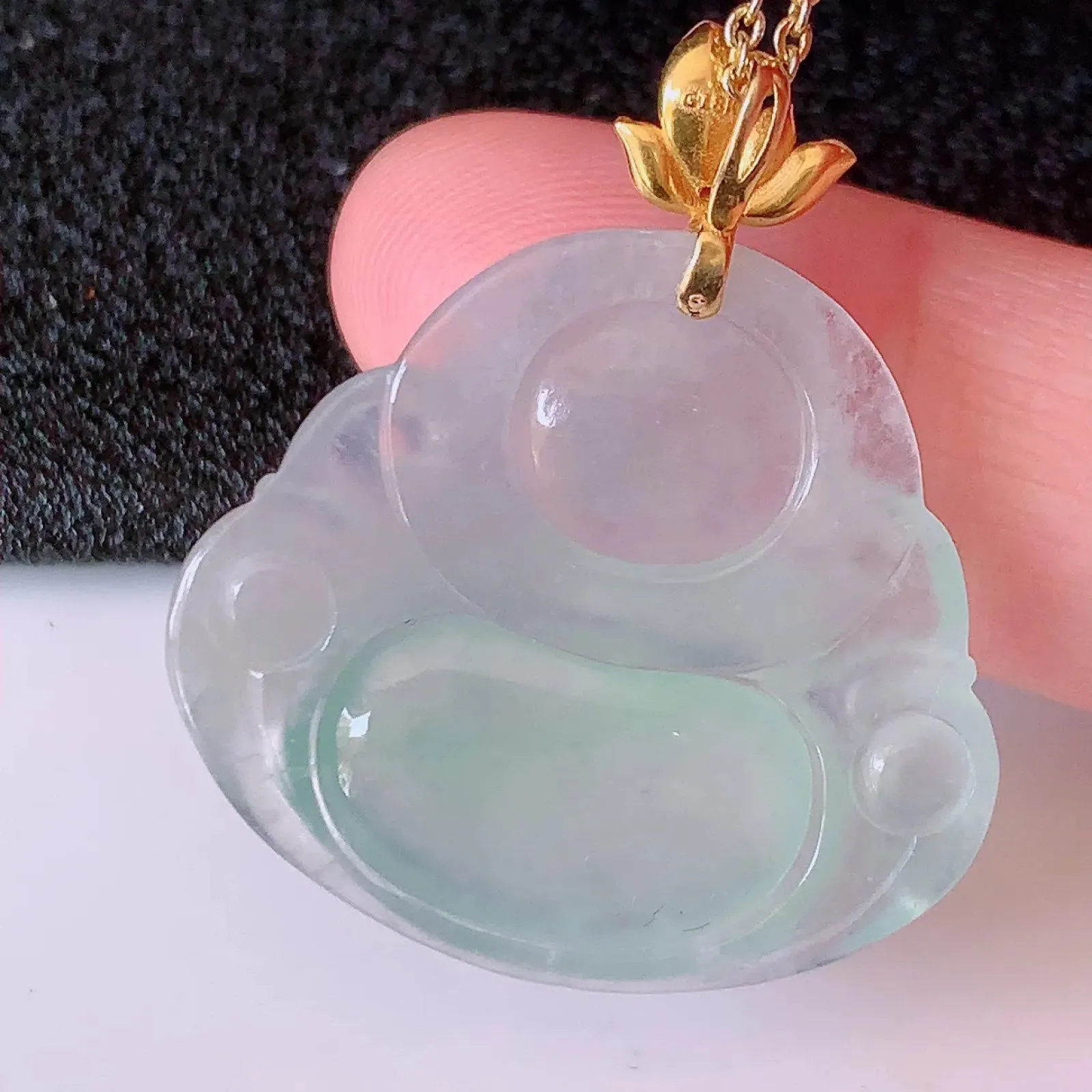 自然光实拍，18K金镶嵌冰种翡翠佛公吊坠，冰透饱满， 佛公亦保平安，寓意有福（佛公）相伴，品相佳，配戴优雅迷人！#1.31整体31*裸石27.5*25*5.8mm