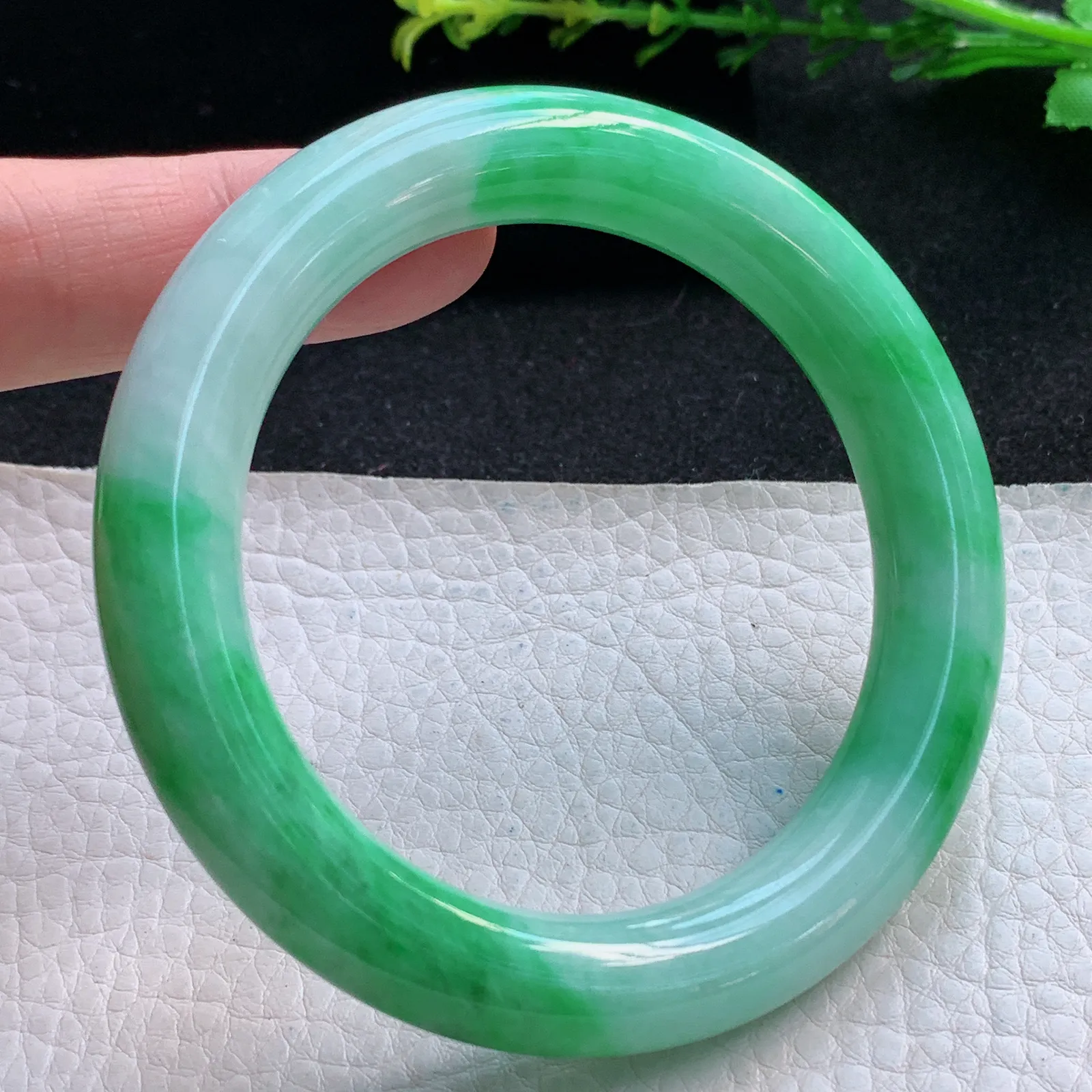 ss自然光56*10.8美人镯 缅甸翡翠a货辣绿圆条玉手镯 玉手环