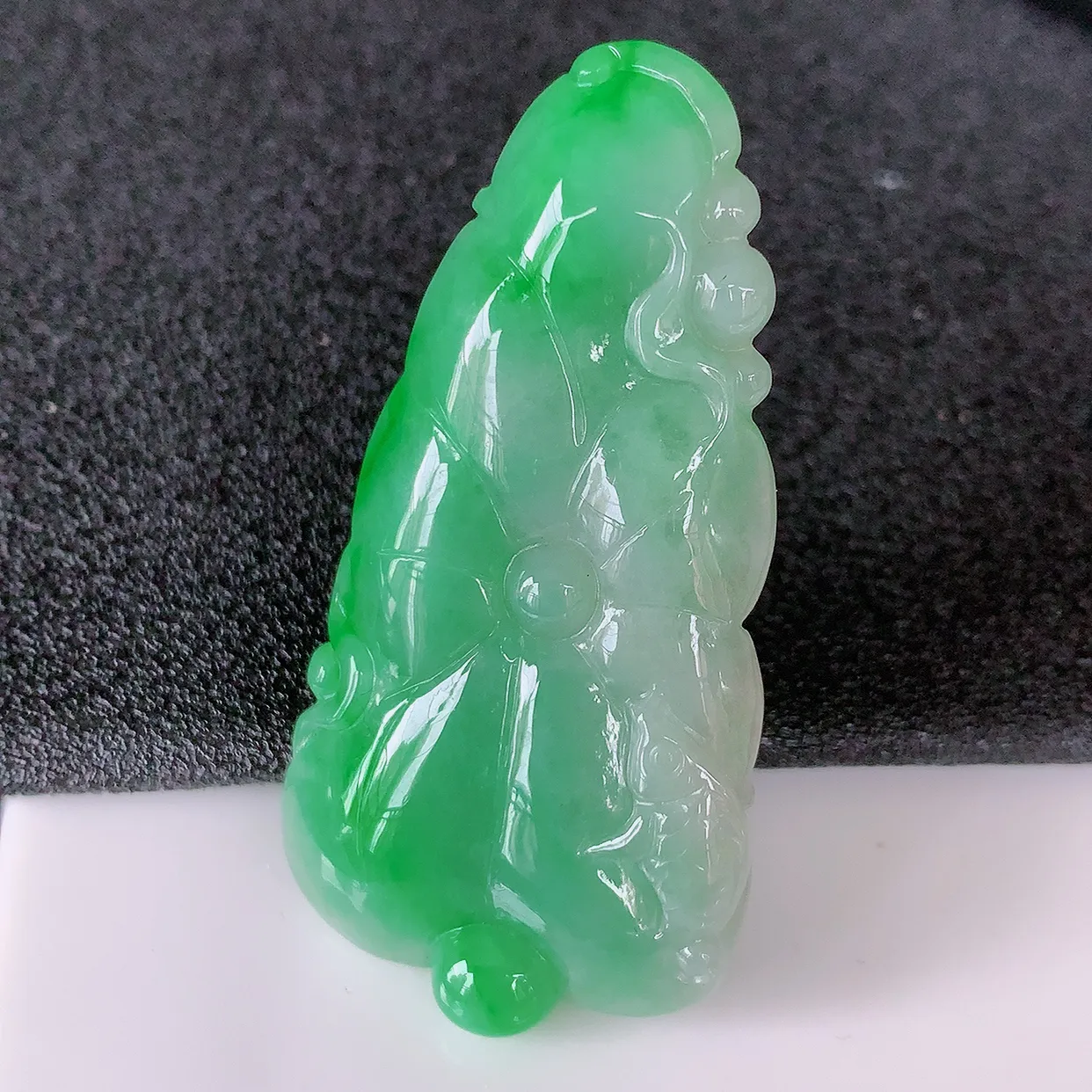 自然光实拍，冰润飘绿翡翠荷叶鱼、和和美美玉坠，财源广进，自然隐逸、荷本是素不着尘之物，有和美之寓意。#05.10