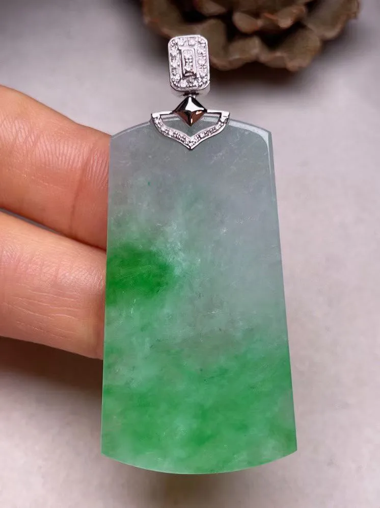 冰糯种飘绿平安无事牌吊坠、真金真钻镶嵌，种水好，玉质细腻 .裸石尺寸 45.0*24.3