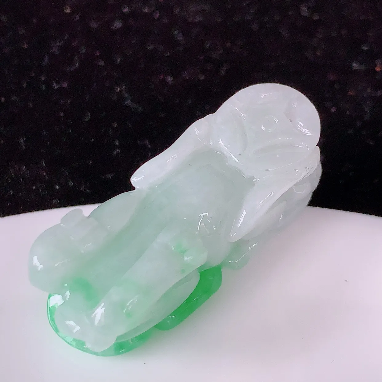 自然光实拍，冰润飘绿招财貔貅吊坠， 民间有“一摸貔貅运程旺盛，再摸貔貅财运滚滚，三摸貔貅平步青云 ”的美好祝愿。#81.10