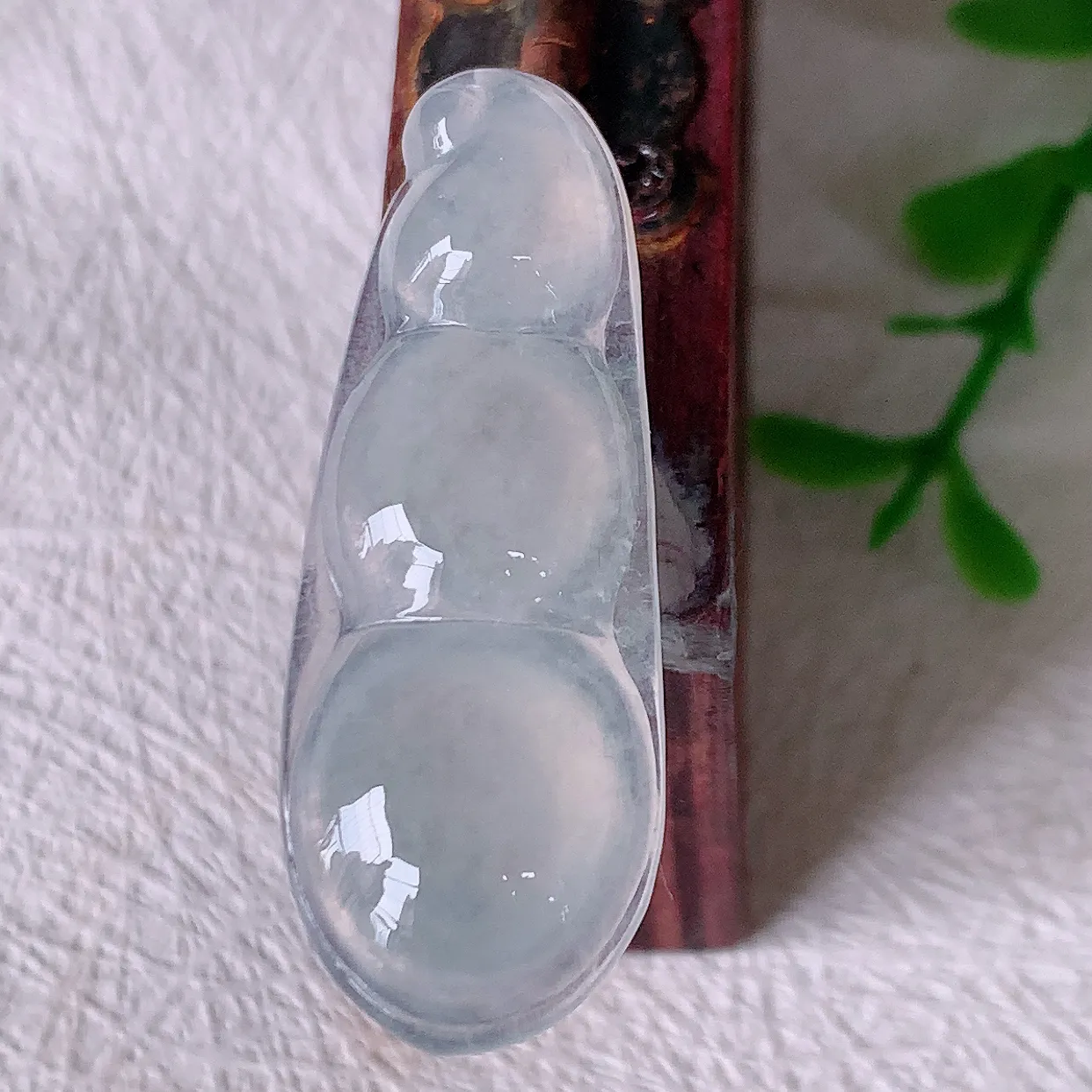 自然光实拍，冰种翡翠四季豆吊坠，平安豆福豆玉坠，冰润通透，豆粒饱满，寓意：豆蔻年华！#01.10