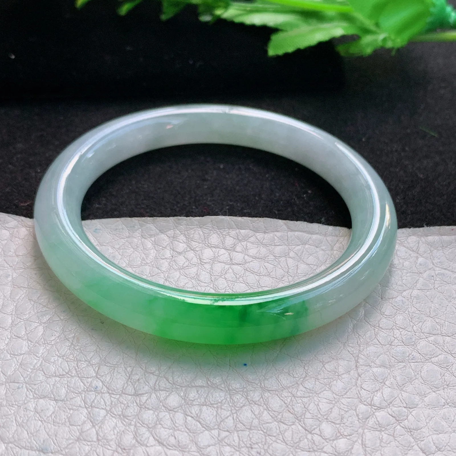 xx小圈口52*8.3叮当镯 缅甸翡翠a货精美冰阳绿精美圆条玉手镯 美人镯