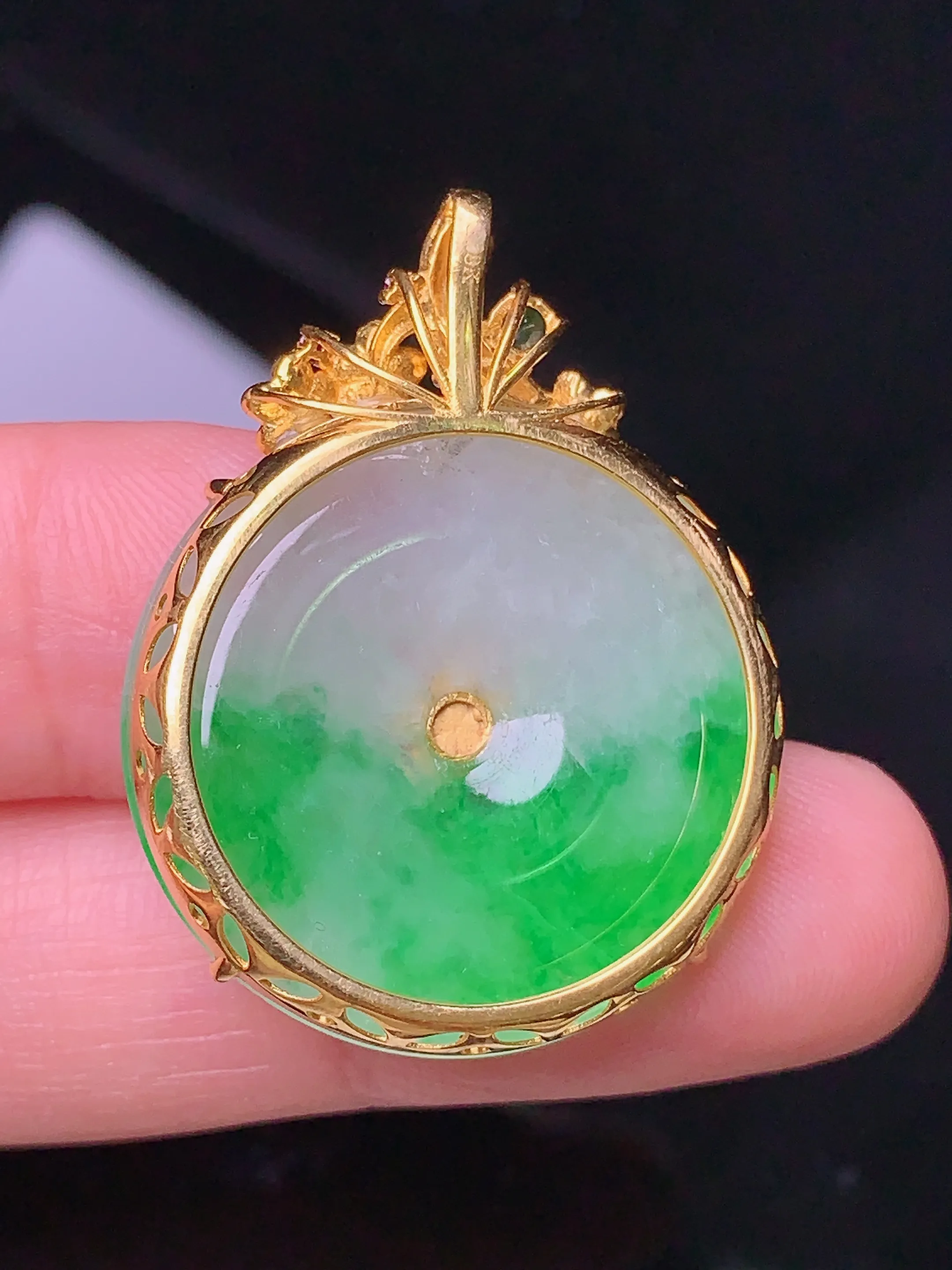 18k金镶嵌翠绿平安扣吊坠 玉质细腻 色泽清新艳丽 裸石尺寸31.8*24.5*2.5