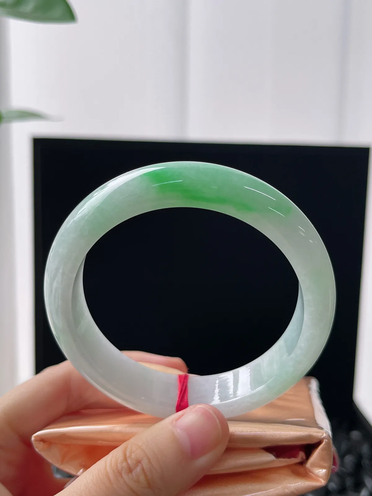 正圈56.4圈口，翡翠冰糯种飘绿手镯