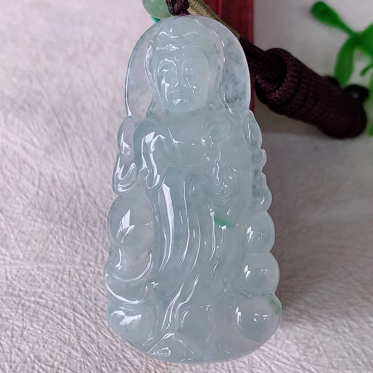 自然光实拍，冰种飘花观音菩萨吊坠，赐福翡翠观音，翠绿迷人，观音面相端庄，佩戴时尚出众！#46.10